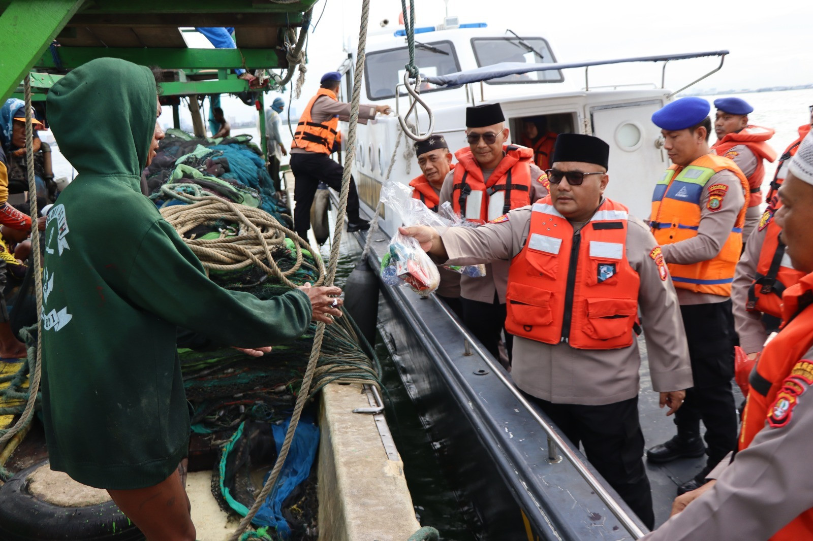 Kapolres Kepulauan Seribu Bagikan Takjil kepada Nelayan dalam Safari Ramadhan