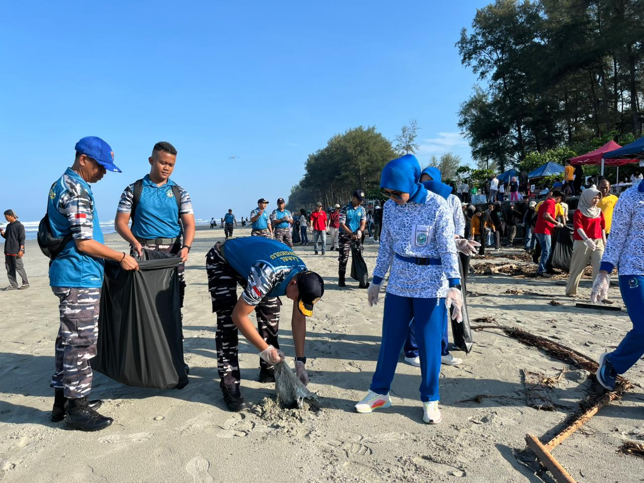 Aksi Cinta Pantai, Semangat Hari Bumi dan 40 Tahun Pengabdian Lanal Bengkulu