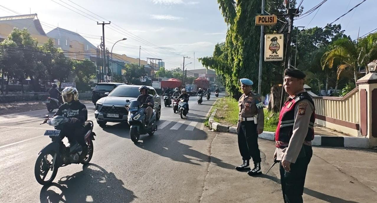 Polsek Bantar Gebang Gencar Atur Lalu Lintas di Jalan Raya Siliwangi Narogong