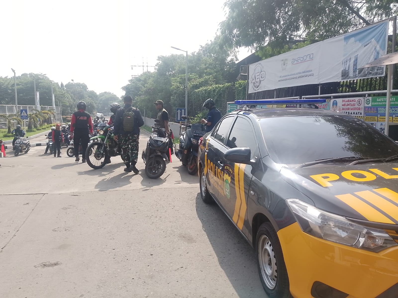 Polsek Kelapa Gading Pantau Ratusan Buruh  Berangkat ke GBK Meriahkan HUT KSPSI Ke-52
