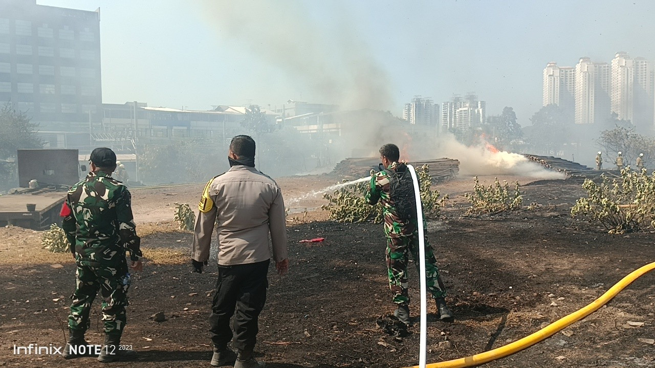 Kebakaran Lahan di Belakang ITC Mangga Dua, Kodim 0502/JU Turunkan Personel dan Water Tank