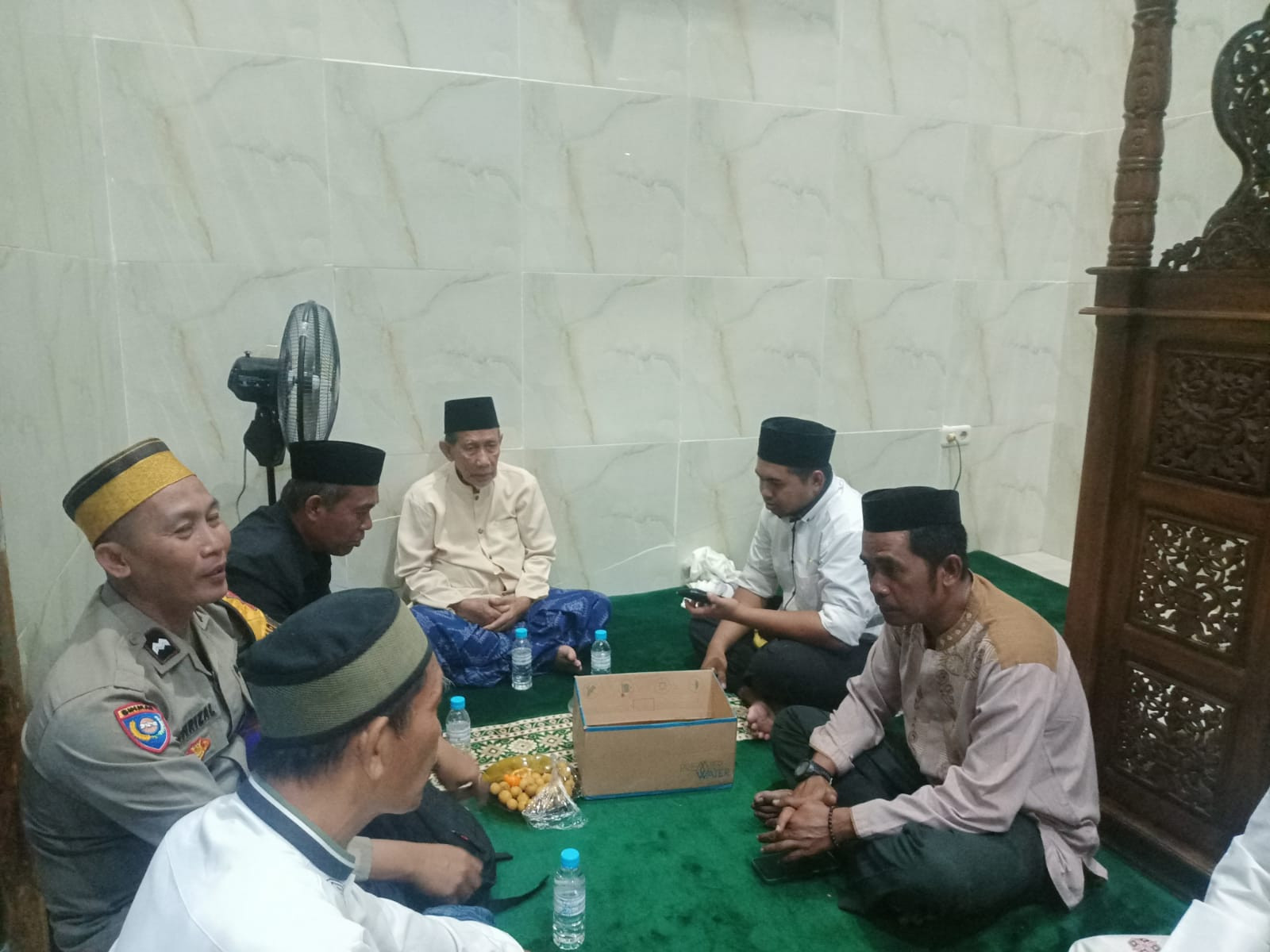Bhabinkamtibmas Pulau Kelapa Hadiri Peringatan Isra Mi'raj di Masjid Al-Falah Pulau Kelapa