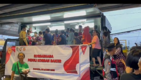 Dirikan Dapur Lapangan, Polri Bagikan 500 Porsi Makanan untuk Korban Banjir Rawajati