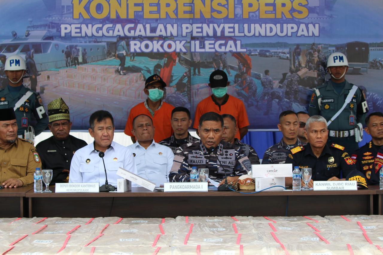 Danlantamal I Hadiri Konfrensi Pers TNI AL Gagalkan Penyundupan Rokok Ilegal di Perairan Riau