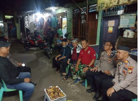 Jaga Jakarta On The Spot, Kapolsek Bekasi Barat Sambangi Warga Bintara dan Ajak Aktifkan Siskamling