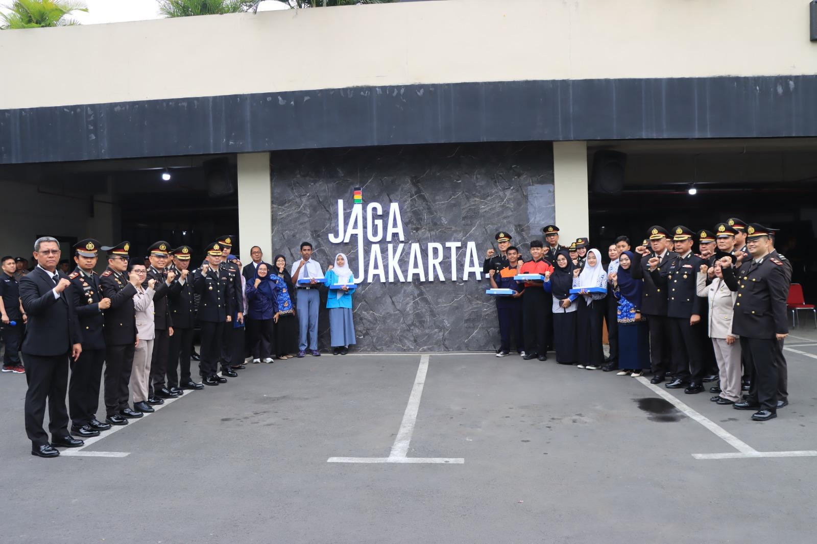 Jaga Pelajar, Polres Metro Bekasi Kota Bersama Bank Raya Serahkan Lima Tablet kepada Siswa SMK