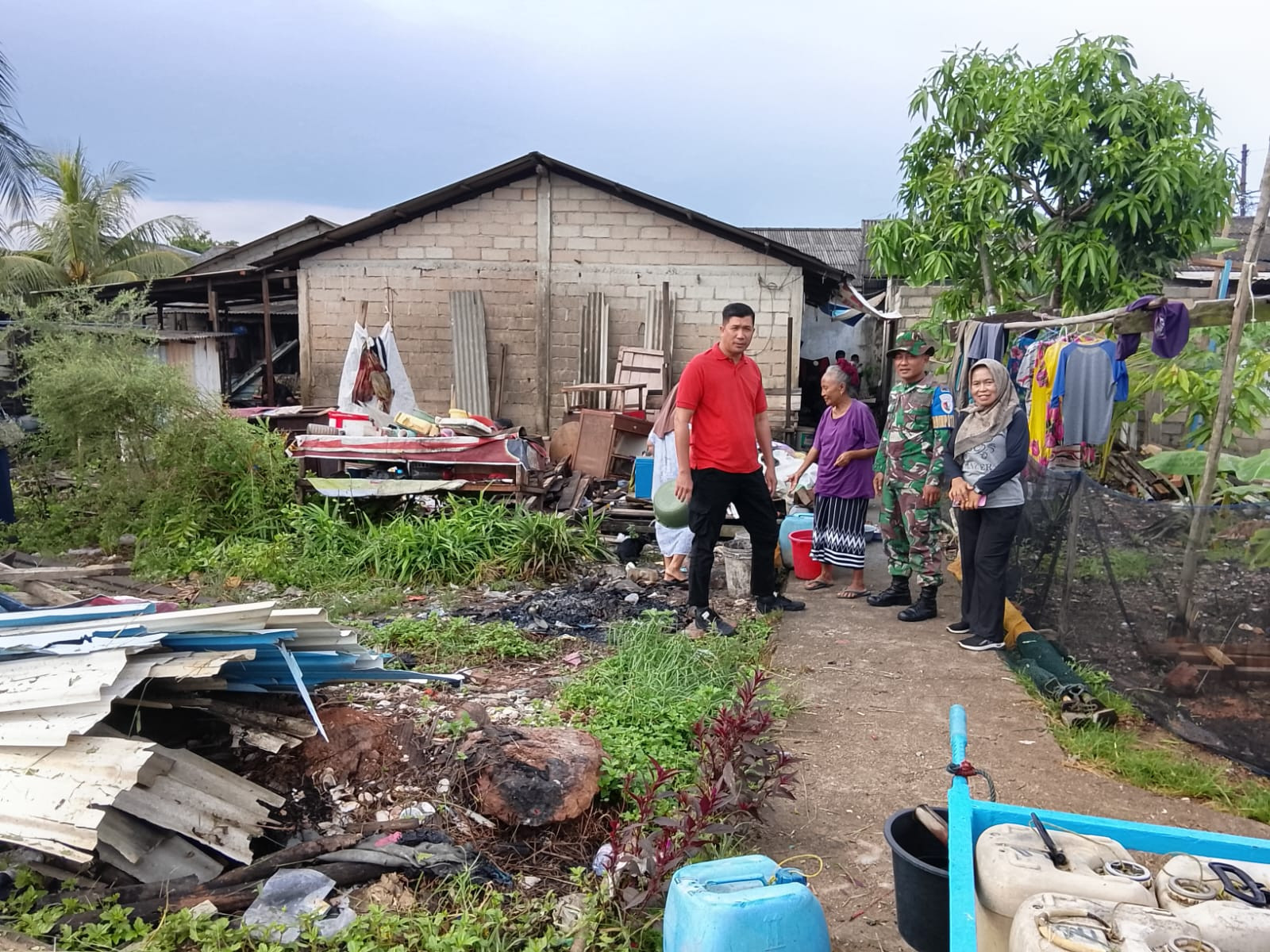 Prajurit Lanal Bintan Bersama Masyarakat Gotong Royong Bersihkan Lingkungan