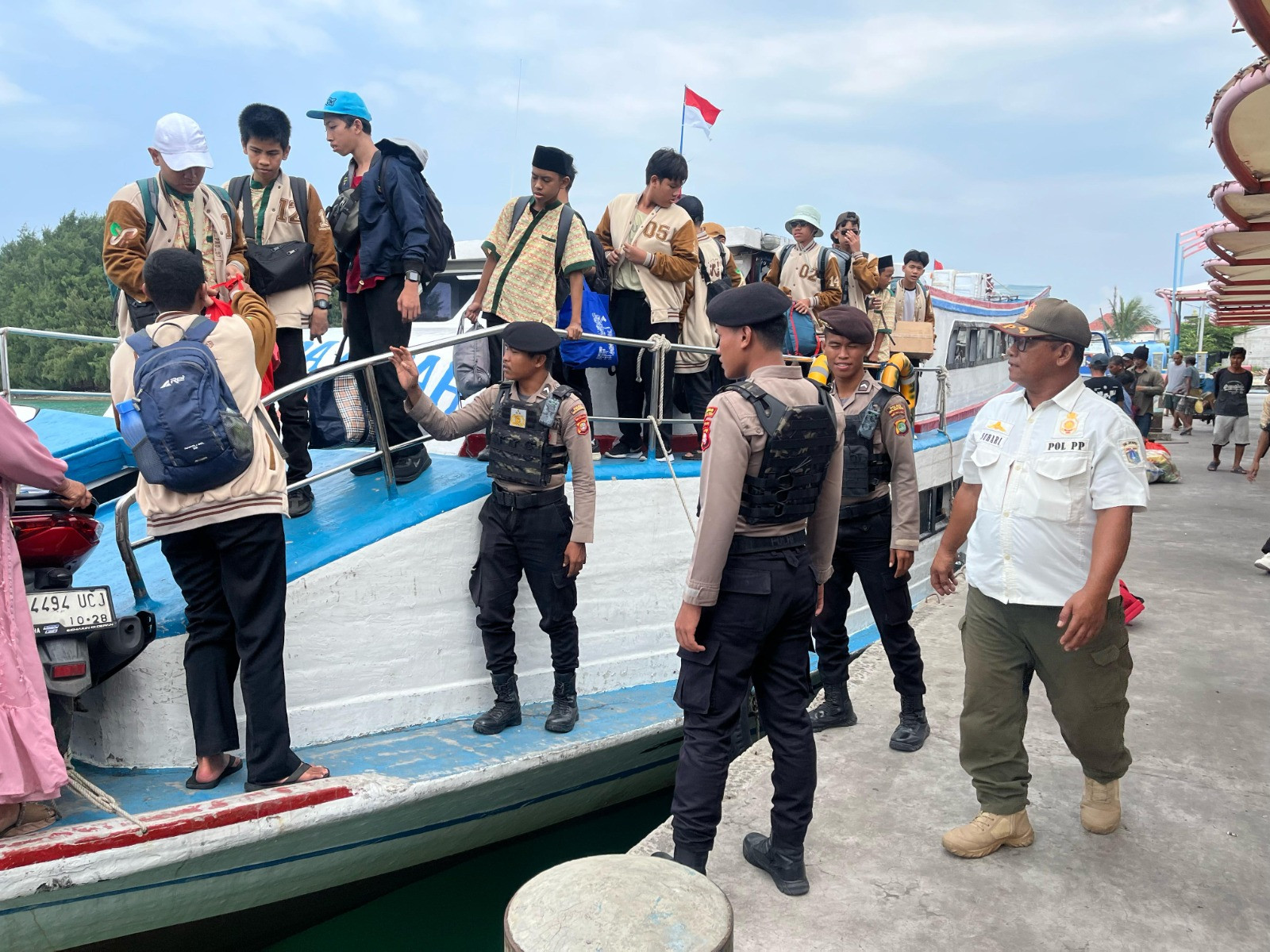 Polisi Baik Anggota Polsek Kepulauan Seribu Utara Bantu Penumpang dan Awasi Barang Masuk di Dermaga