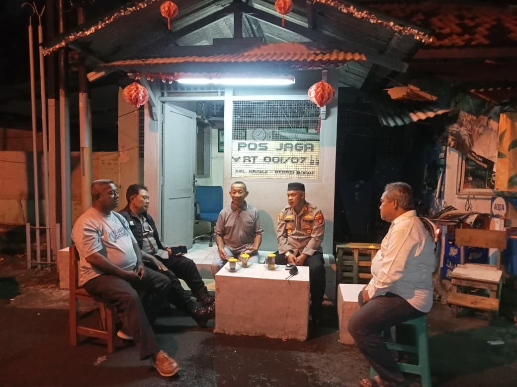 Kapolsek Bekasi Barat Sambangi Pos Kamling, Ajak Warga Aktif Jaga Keamanan