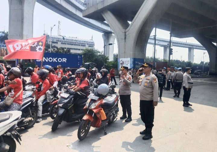 Ribuan Simpatisan Partai Gerindra Berangkat dari Jakarta Utara untuk Hadiri Peringatan Hari Buruh di Monas