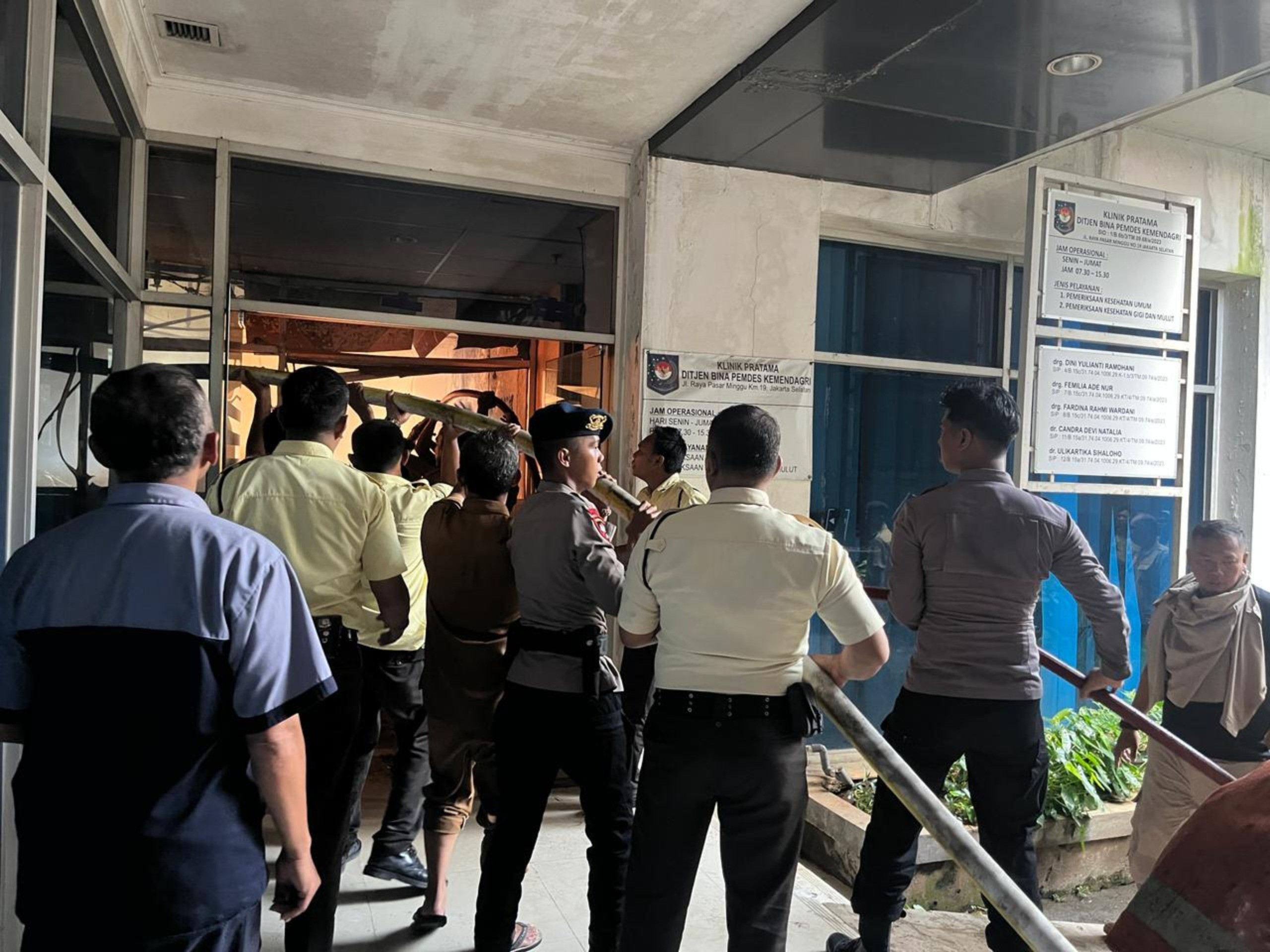 Brimob Metro Jaya Sigap Bantu Pemadaman dan Amankan Lokasi Kebakaran Gedung Kemendagri