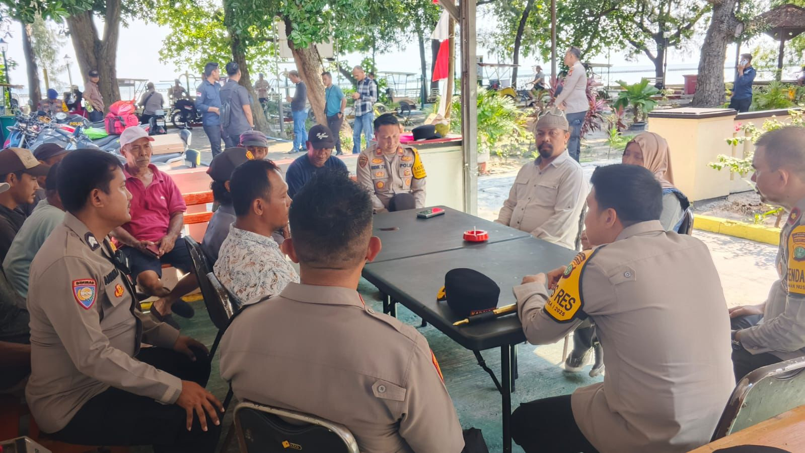 Kapolres Kepulauan Seribu Gelar Jumat Curhat di Pulau Kelapa, Ajak Warga Jaga Kamtibmas dan Jauhi Judi Online