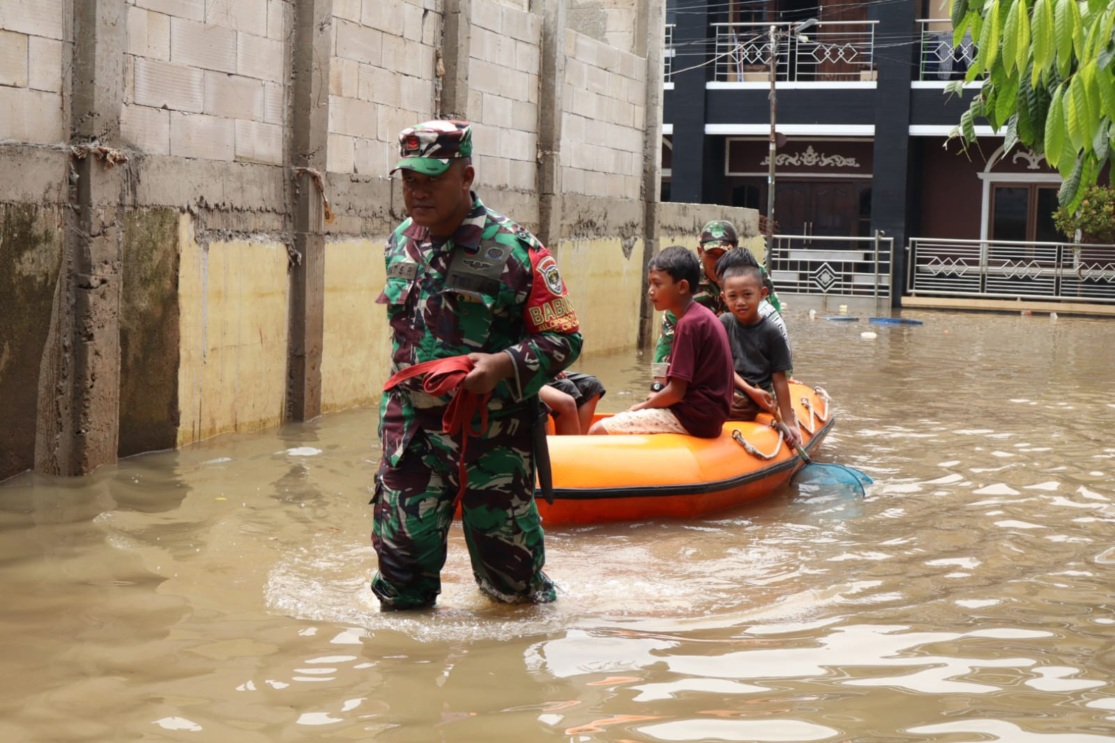 Kodim 0506/Tangerang Sigap Bantu Warga Terdampak Banjir di Cipondoh, Puluhan KK Dievakuasi
