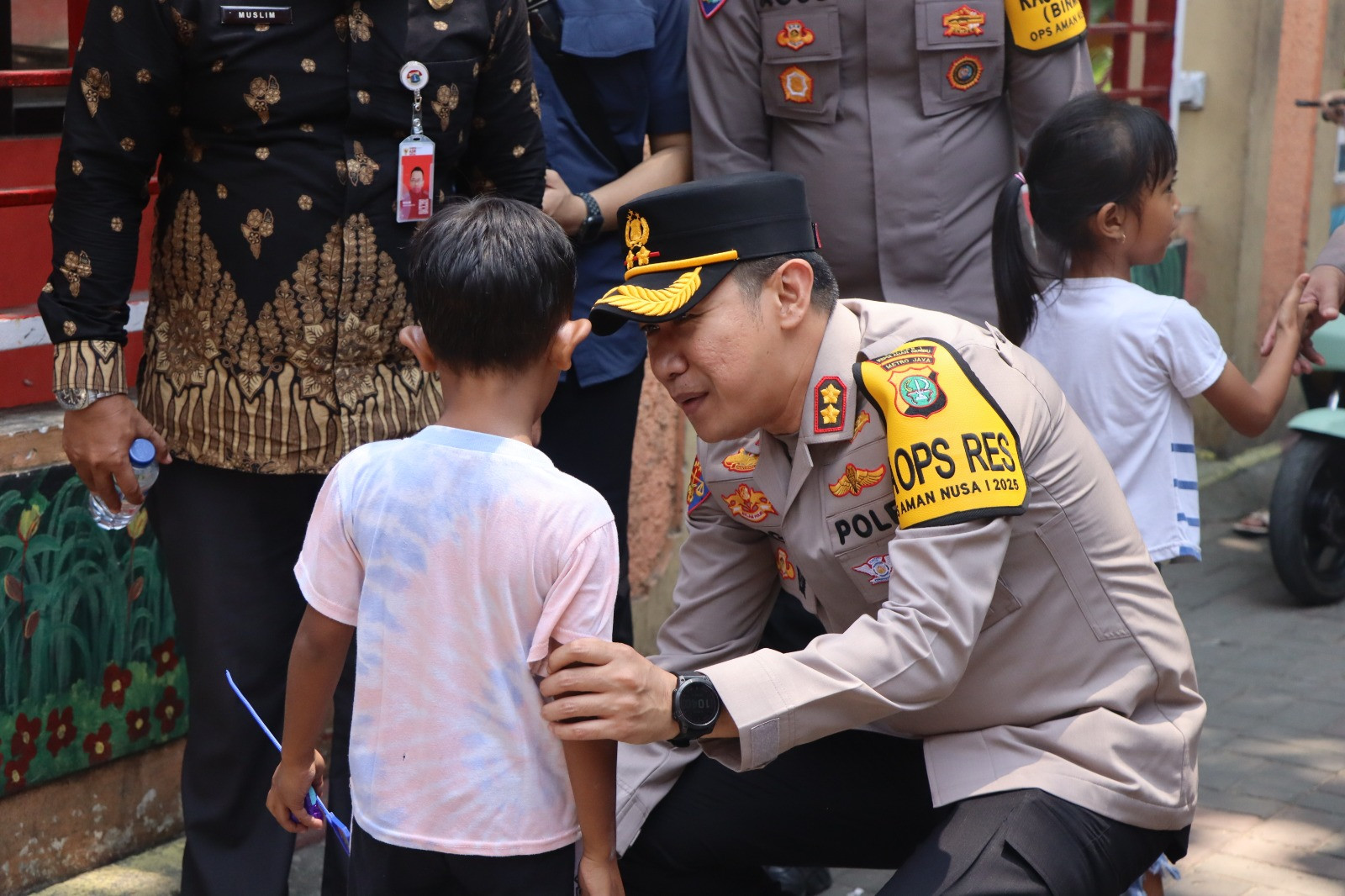 Hangat dan Bersahaja, Kapolres Kepulauan Seribu Disapa Anak-Anak Pulau Saat Kunjungan Kerja di Pulau Kelapa