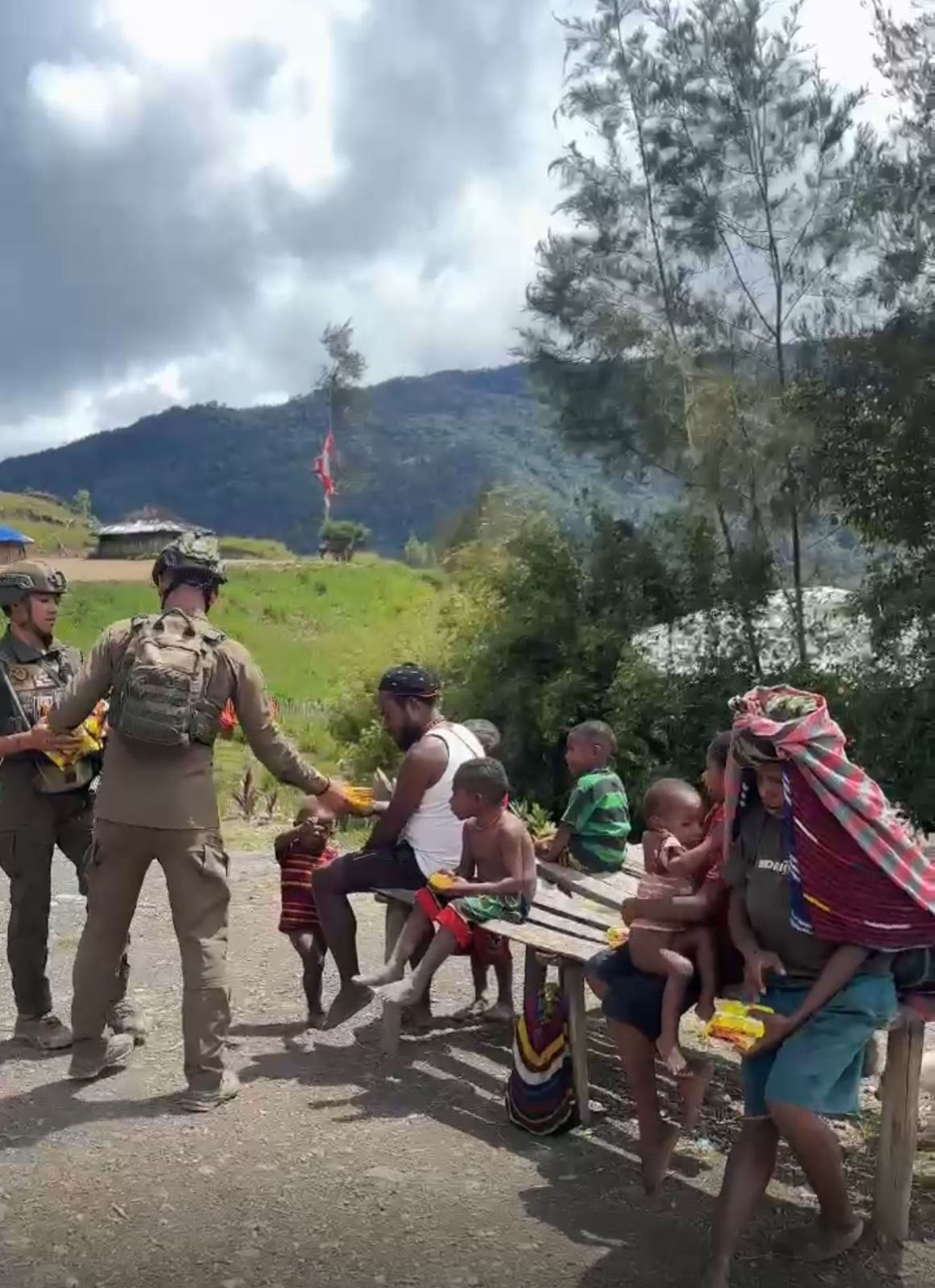 Sentuhan Humanis Satgas Damai Cartenz di Sinak Dengan Bagikan Makanan Ringan kepada Warga