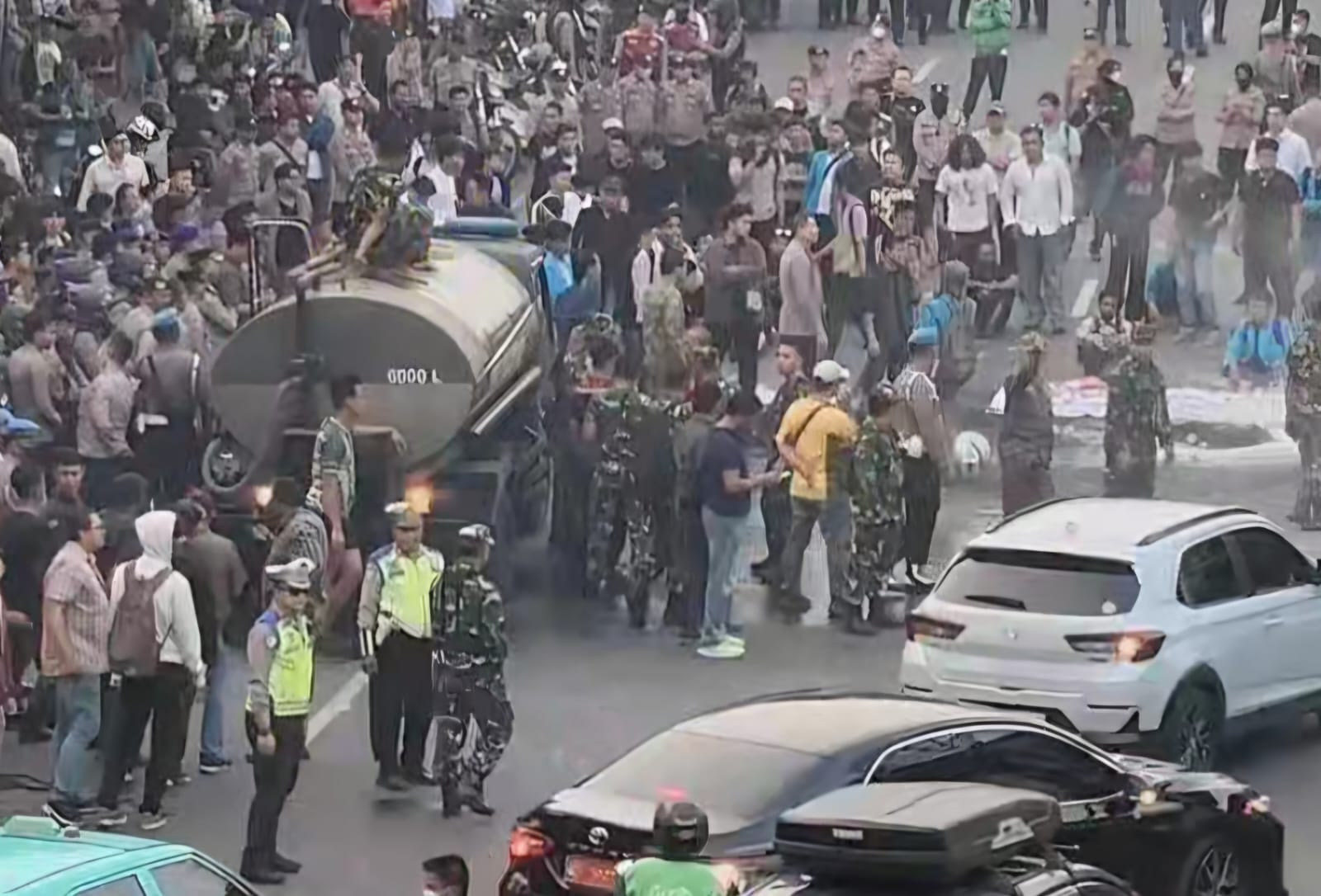 Kesigapan Denmadam Jaya Kerahkan Mobil Water Tank Padamkan Api Saat Aksi Demo di Depan UKI