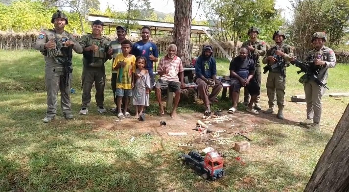 Satgas Ops Damai Cartenz Gelar Patroli Dan Pelayanan Kesehatan Di Distrik Siepkosi