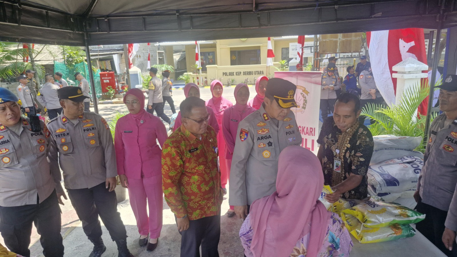 Polres Kepulauan Seribu Gelar Gerakan Pangan Murah Bersama Bulog di Polsek Kepulauan Seribu Utara