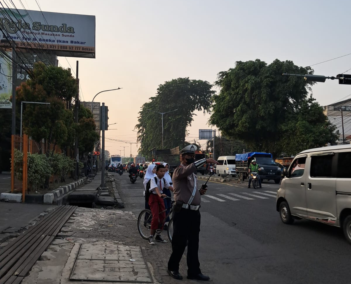 Giat Pengaturan Lalu Lintas Polsek Bekasi Barat Membantu Masyarakat Pengguna Jalan