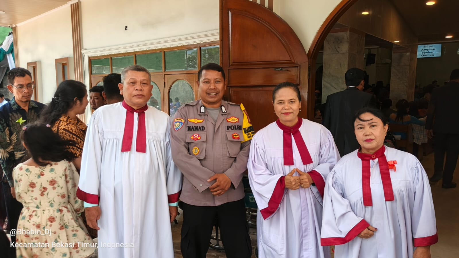 Jamin Keamanan Ibadah dan Pesta Rakyat, Bhabinkamtibmas Polsek Rawa Lumbu Laksanakan Pengamanan Gereja HKBP Duren Jaya