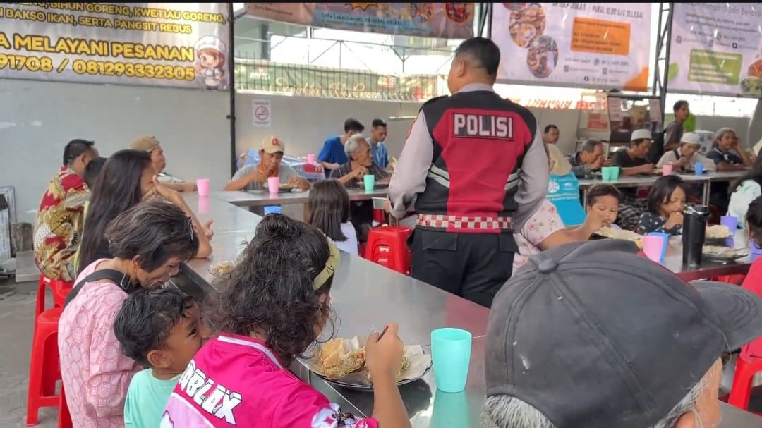 Polsek Metro Penjaringan Bagikan 500 Paket Makanan Gratis, Kapolsek: Polisi Harus Hadir dan Bermanfaat untuk Masyarakat