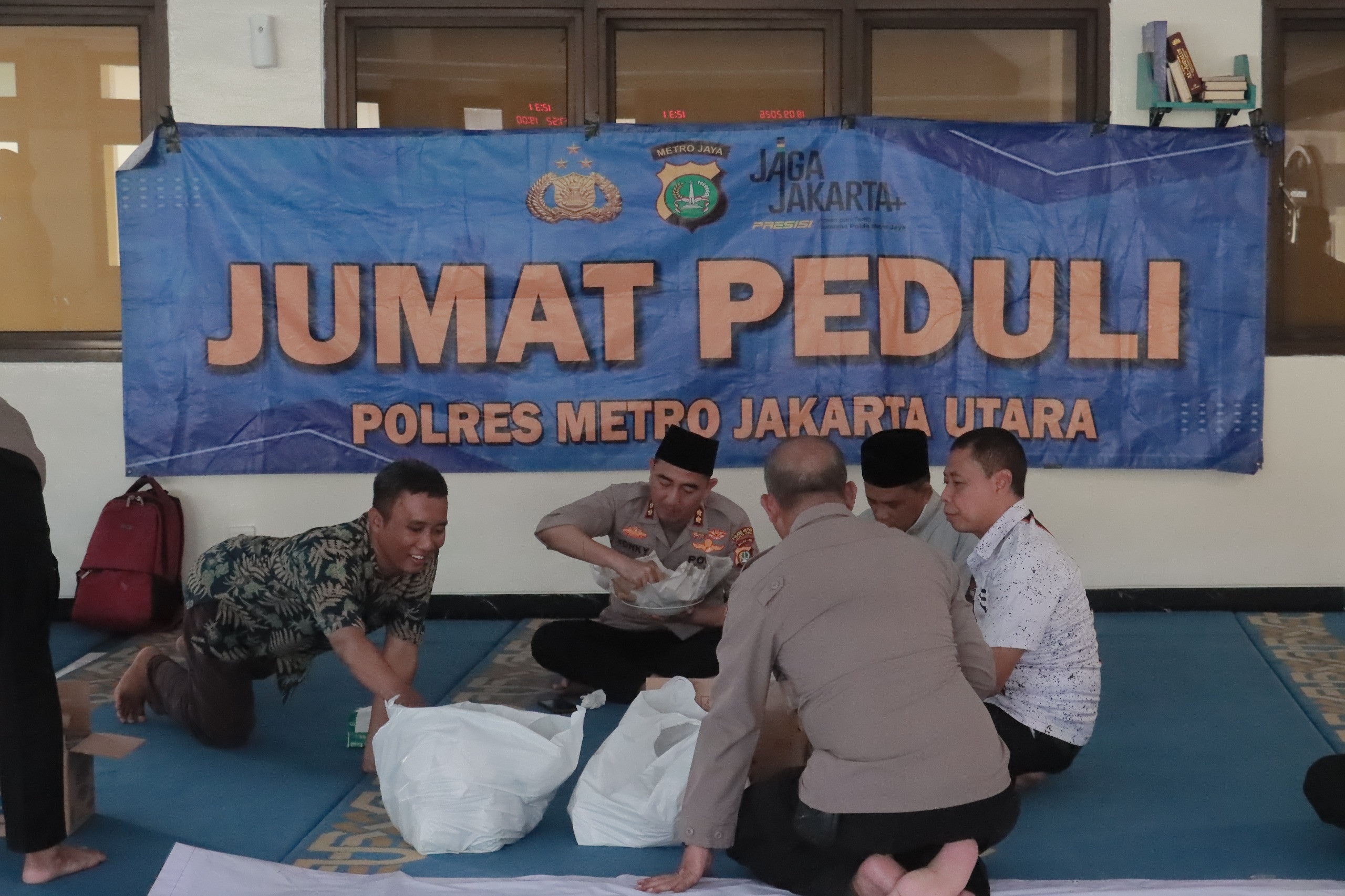 Jumat Peduli, Polres Metro Jakarta Utara Bagikan 300 Nasi Bungkus kepada Jamaah