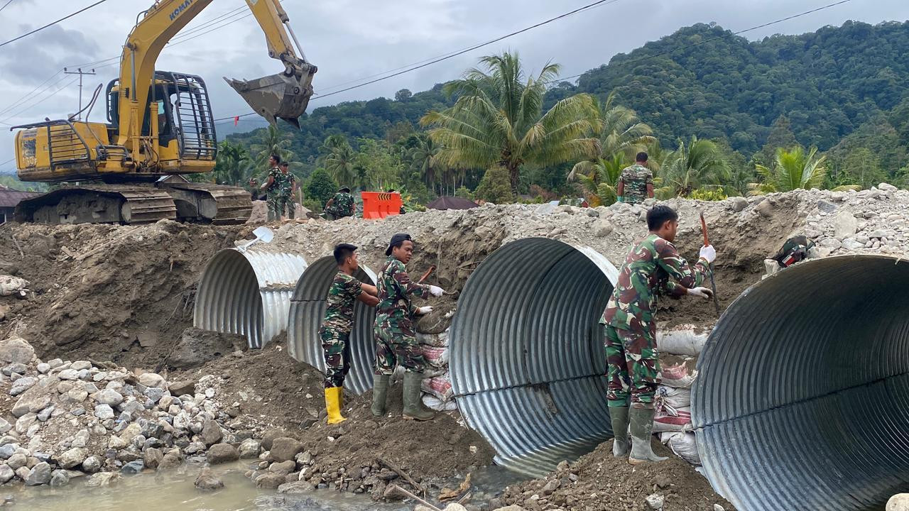 Gotong Royong Warga dan TNI, Jembatan Bailey hingga Armco Dikebut di Sumut dan Sumbar