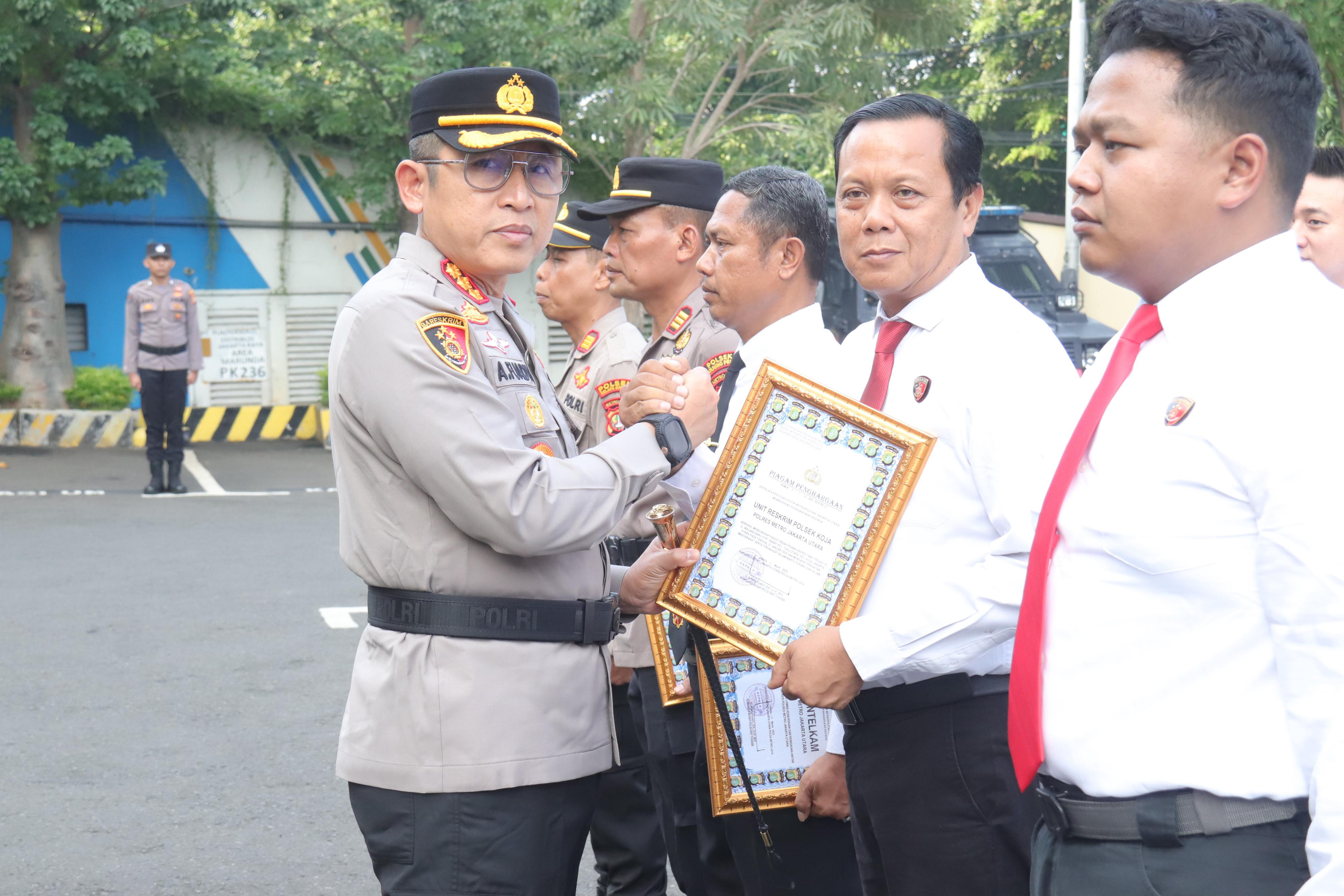 Kapolres Metro Jakarta Utara Berikan Penghargaan kepada Personel dan Warga Berprestasi