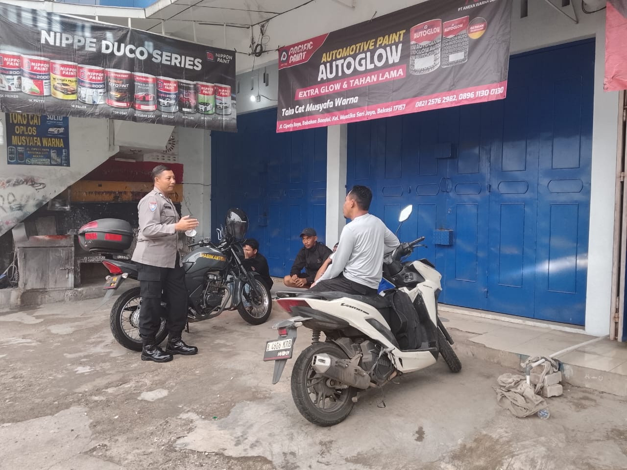 Cegah Curanmor dan Penipuan Online, Bhabinkamtibmas Mustikasari Sambangi Warga Kampung Babakan