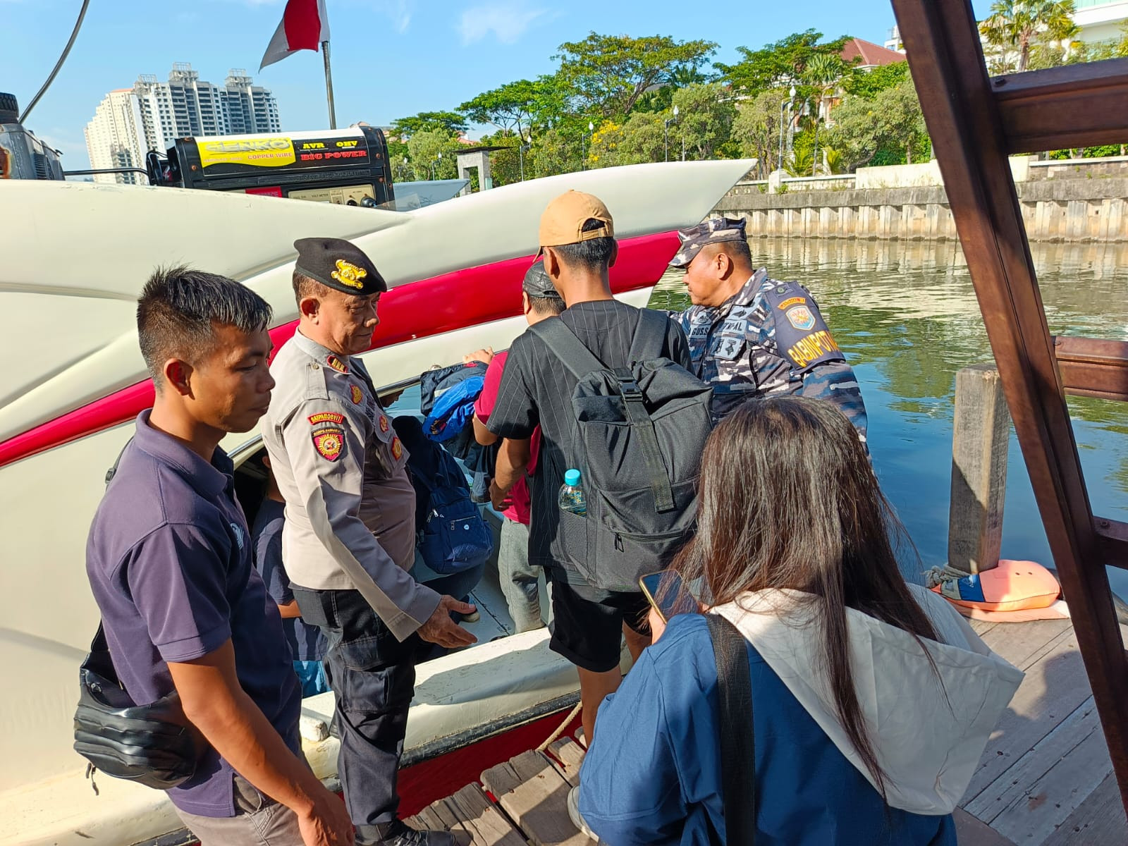Polres Kepulauan Seribu Bersama TNI dan Instansi Terkait Amankan Keberangkatan Wisatawan di Marina Ancol, Imbau Waspada Cuaca Buruk