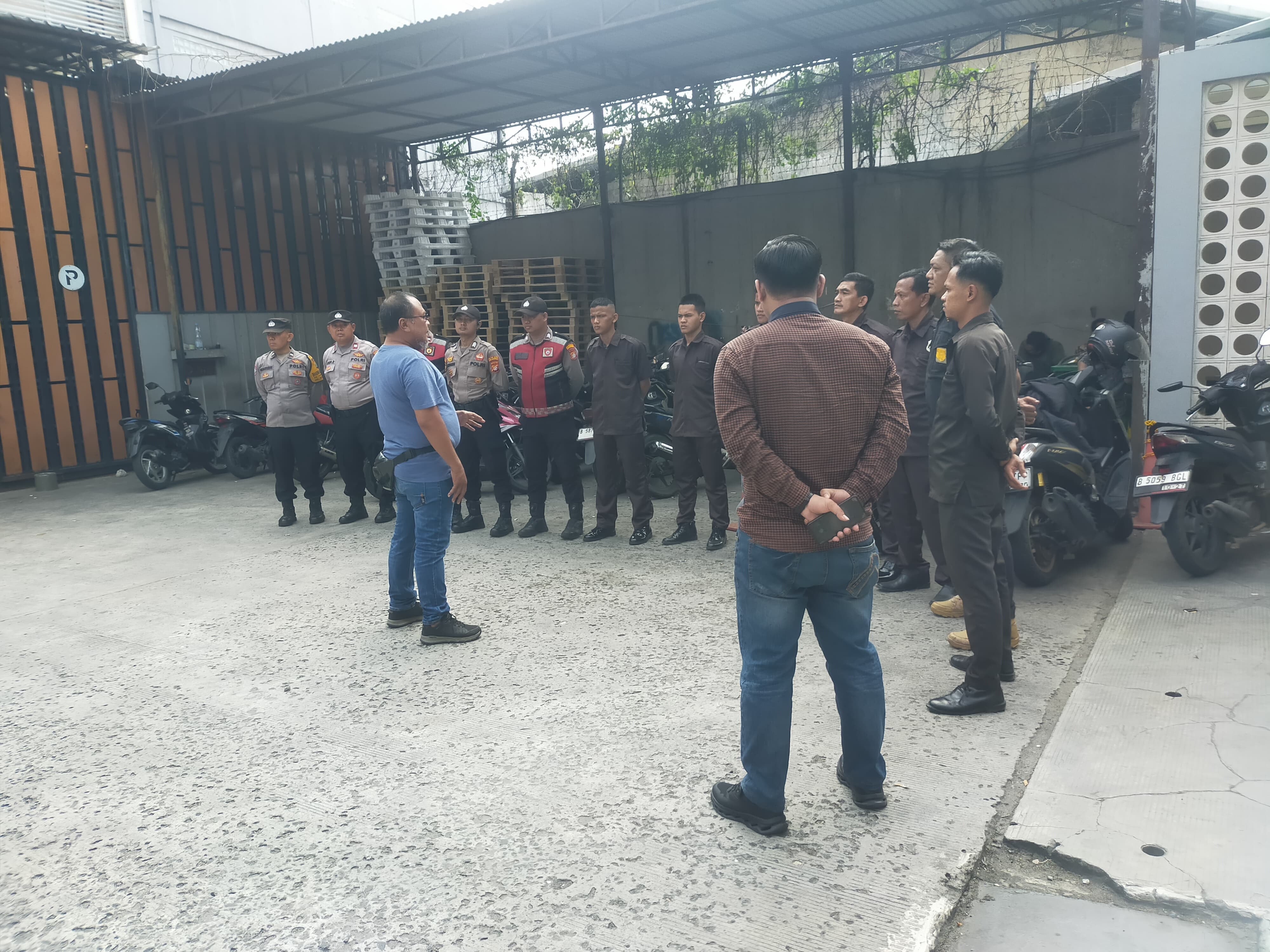 Polsek Metro Penjaringan Siagakan Personel Pengamanan Aksi Unjuk Rasa di PT Fasdeli Internasional Express, Diutamakan Secara Humanis