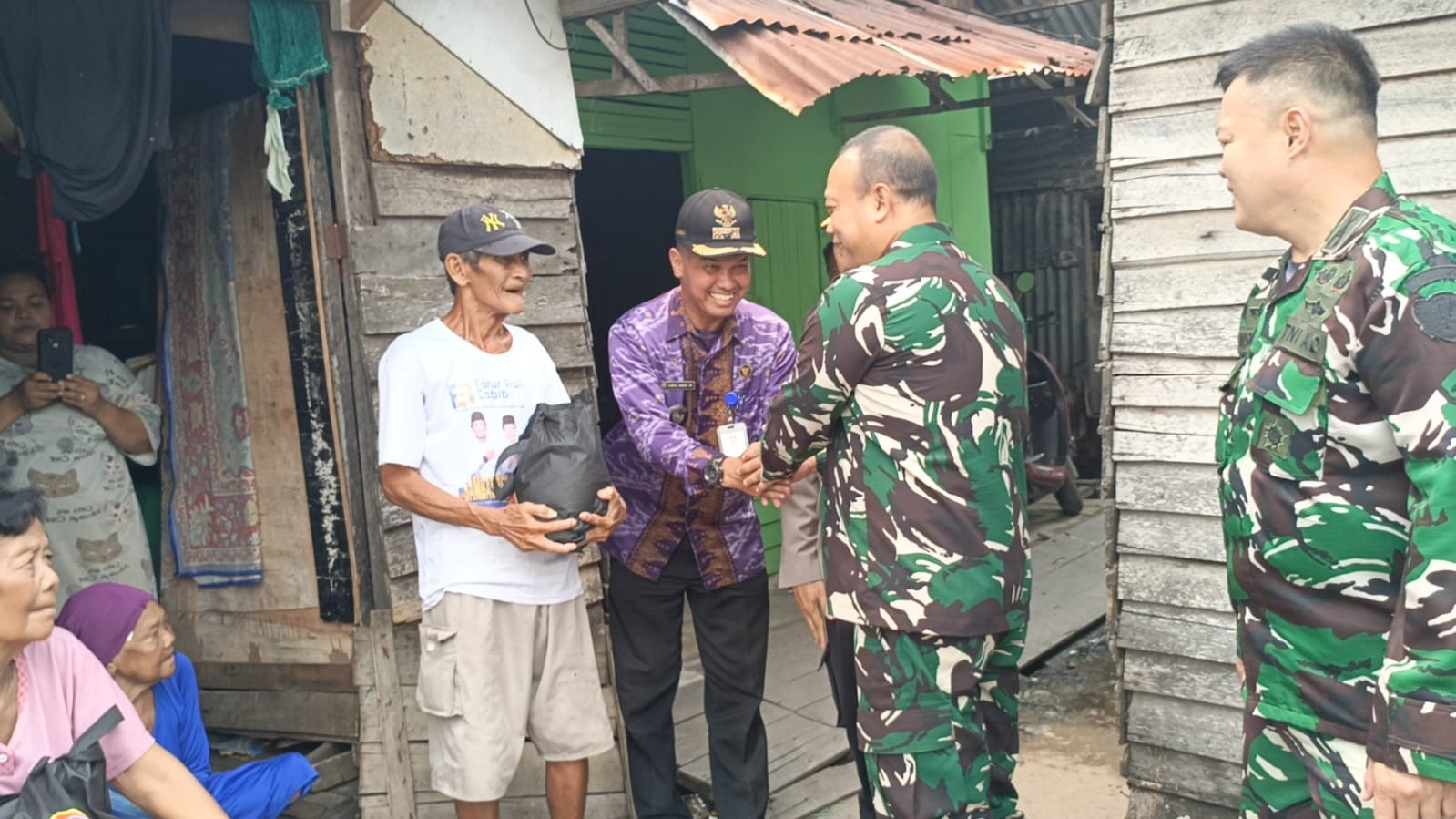 Panglima TNI Salurkan Bantuan dan Perkuat Pencegahan Karhutla di Sambas