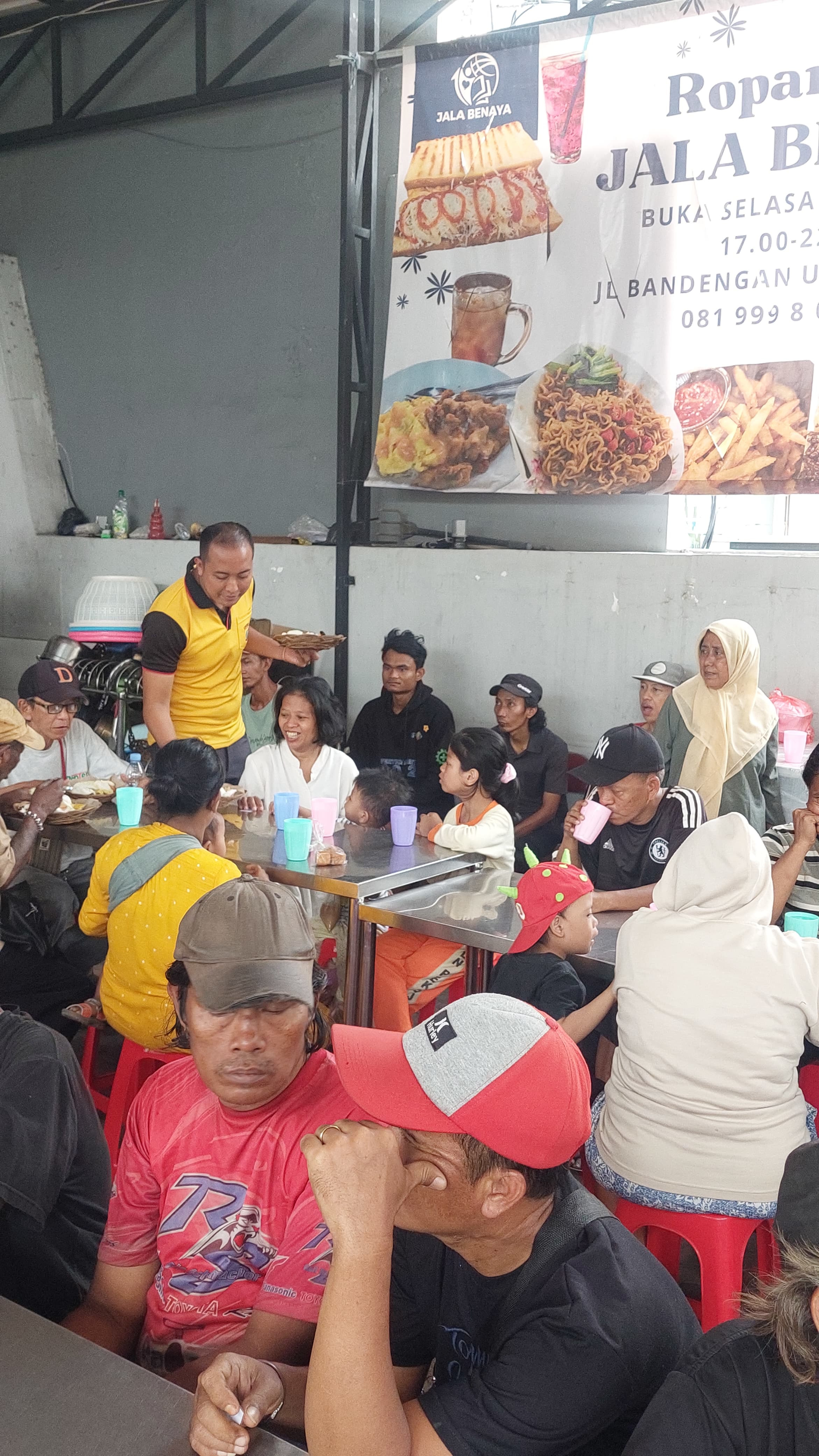 Polsek Metro Penjaringan Gelar “Jum’at Peduli” di Kantin Jala Benaya, Bagikan 500 Paket Makanan untuk Warga