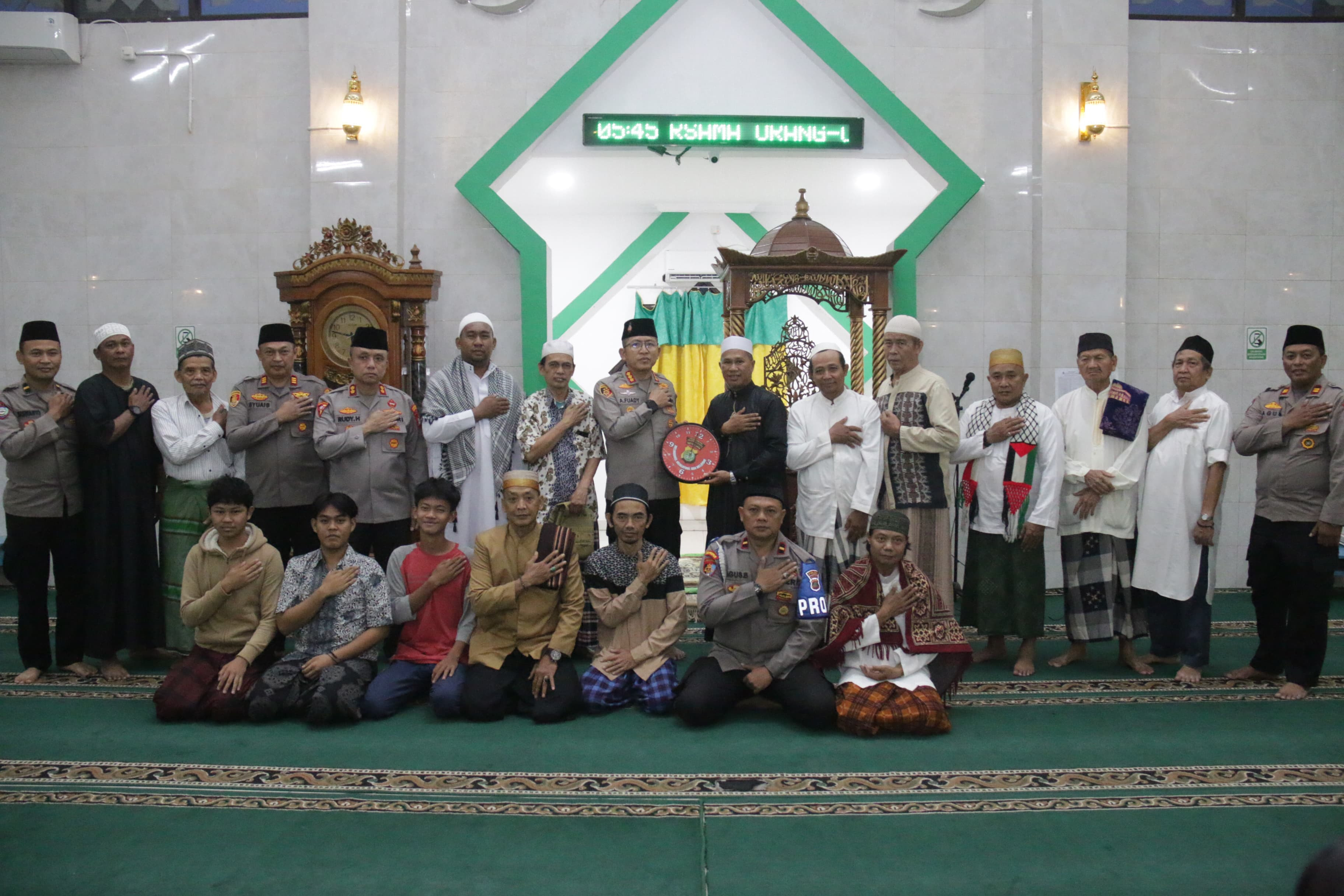 Kapolres Metro Jakarta Utara Laksanakan Sholat Subuh Keliling dan Sosialisasi Hotline 110 di Masjid Al Hijrah Rusun Marunda