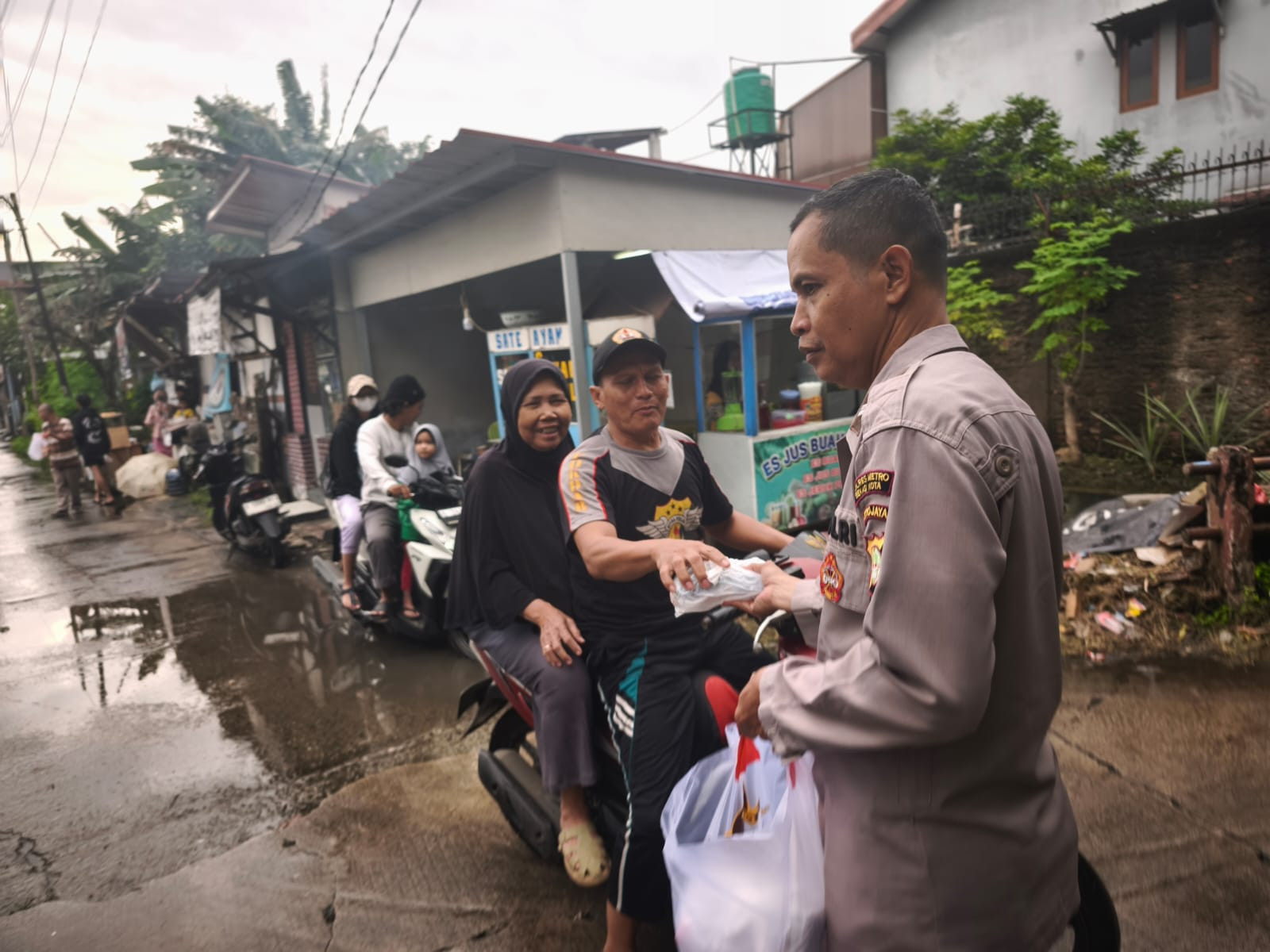 Ramadan Penuh Kebersamaan, Polisi dan Warga Bekasi Barat Berbagi Kehangatan Lewat Takjil