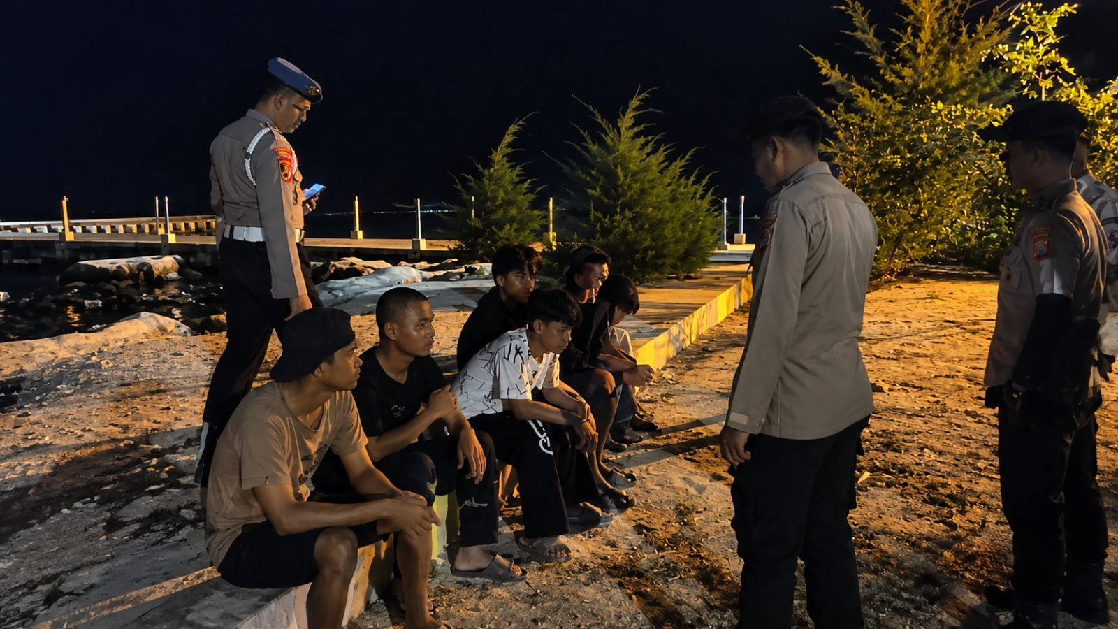 Patroli Malam Polsek Kepulauan Seribu Selatan, Polisi Sosialisasikan Layanan 110 dan Imbau Waspada Angin Kencang