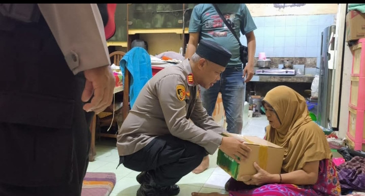 Polsek Pademangan Bagikan Sembako, Warga Merasa Terbantu