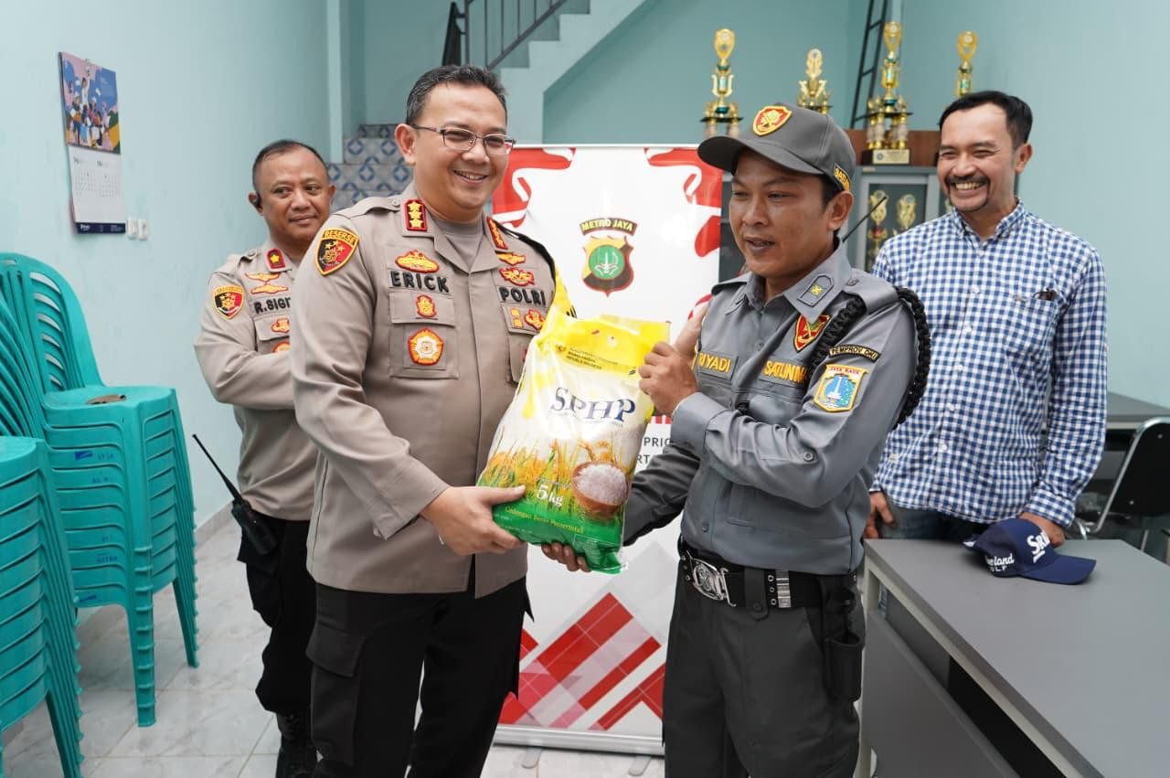 Kapolres Metro Jakarta Utara Kunjungi Pos Satkamling di Kebon Bawang, Tanjung Priok