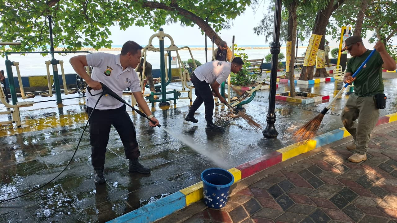 Polsek Kepulauan Seribu Selatan Bersama Stakeholder Gelar Kerja Bakti dan Pengecatan Fasilitas Umum Sambut HUT RI Ke-81 di Pulau Tidung