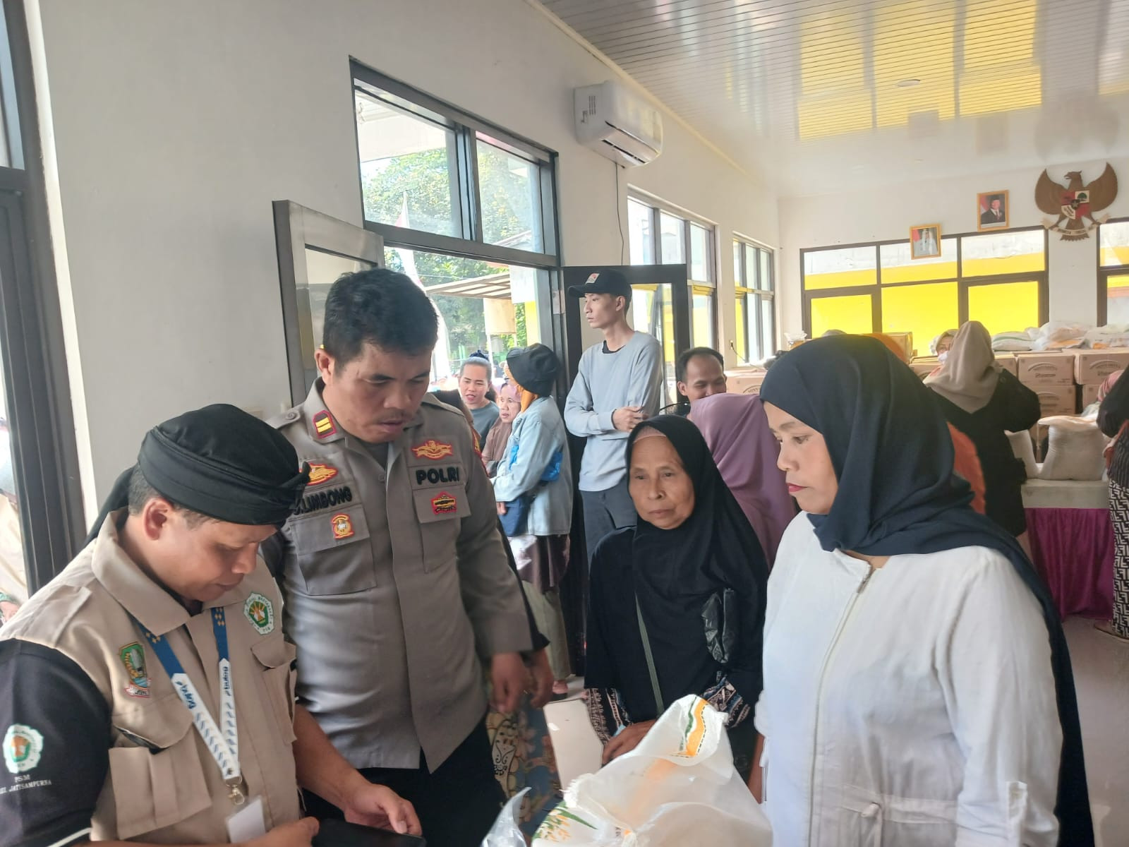 Kawal Distribusi Pangan di Kranggan, Polsek Jatisampurna Pastikan 1.657 KPM Terima Haknya