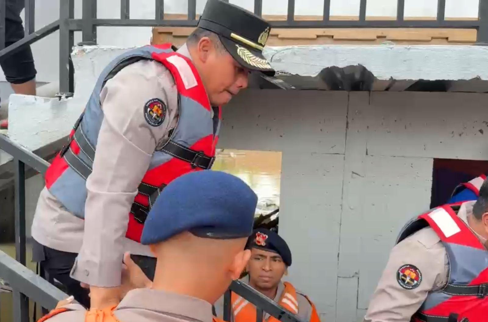 Kabid Humas Bersama Tim SAR Sat  Brimob Polda  Jabar, Hadir di Garis Terdepan, Bantu Masyarakat di Tengah Bencana Banjir