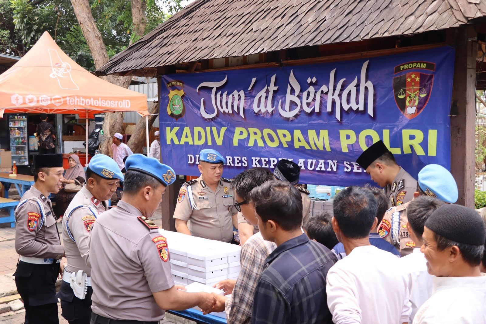 Jum’at Berkah Kadivpropam Polri di Polres Kepulauan Seribu, 210 Paket Nasi Dibagikan kepada Jamaah
