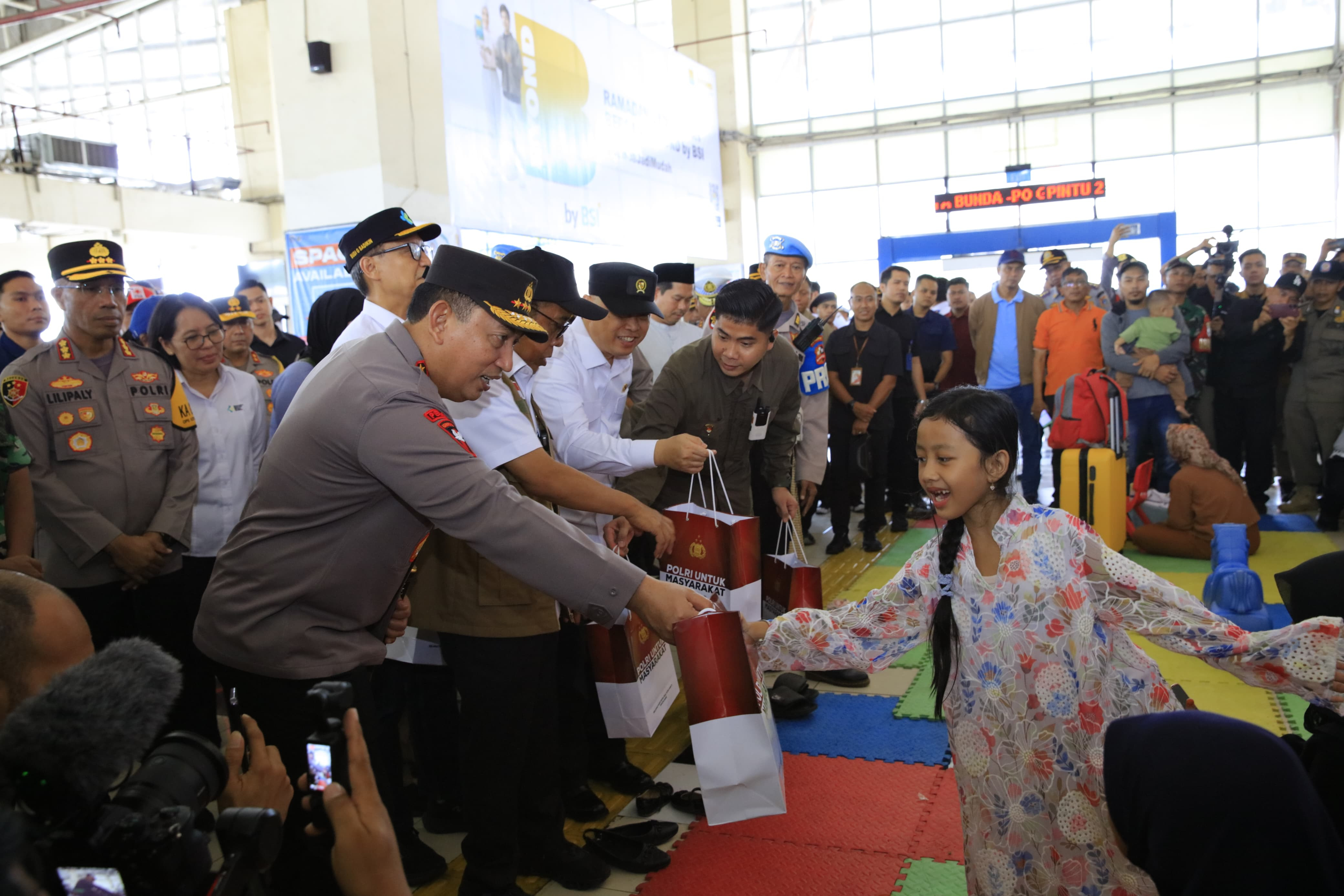 Tinjau Terminal Pulo Gebang, Kapolri Perintahkan Petugas Persiapkan Skema Rekayasa Lalu Lintas
