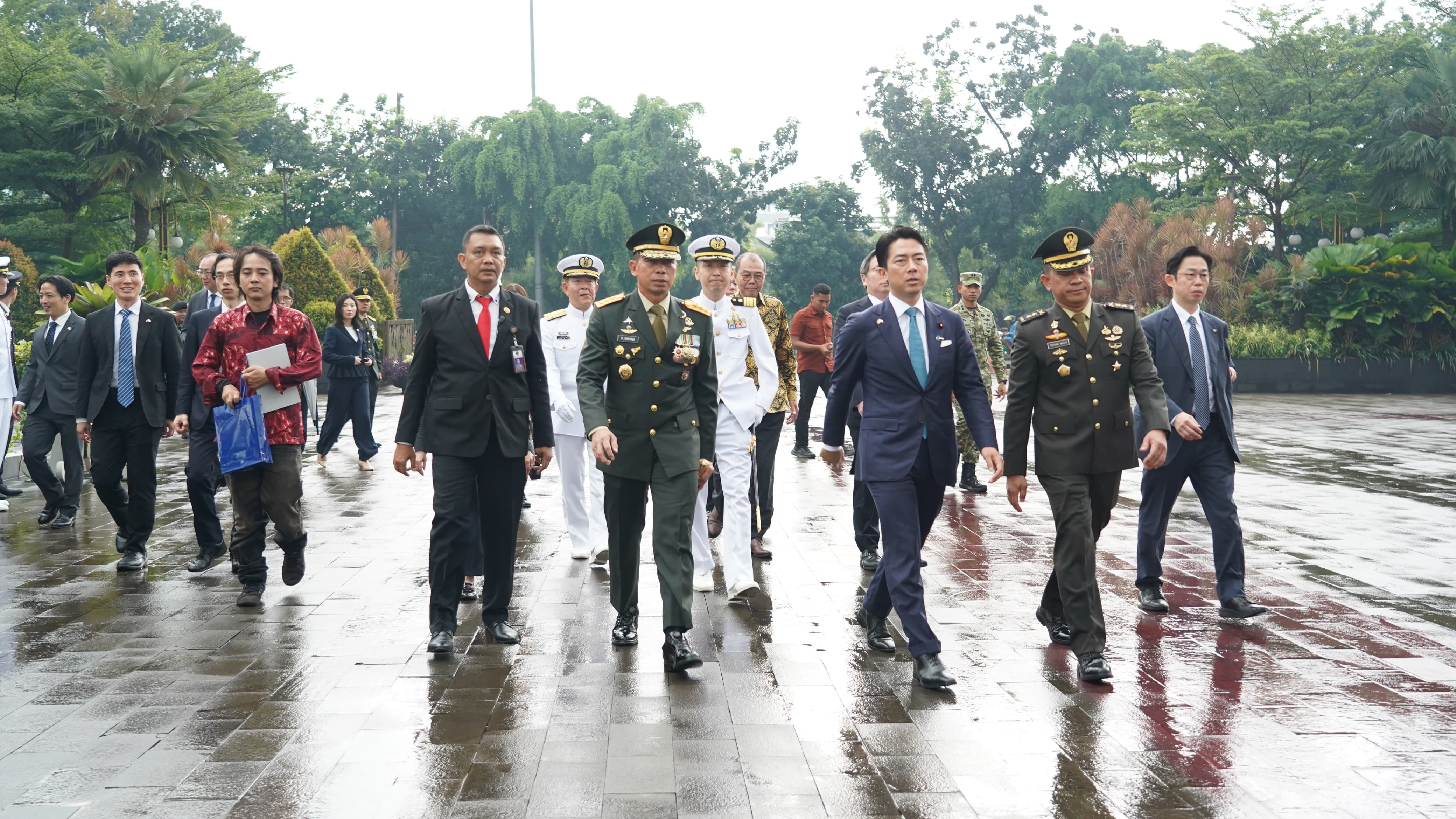 Pangdam Jaya Dampingi Menhan Jepang Ziarah TMPN Kalibata