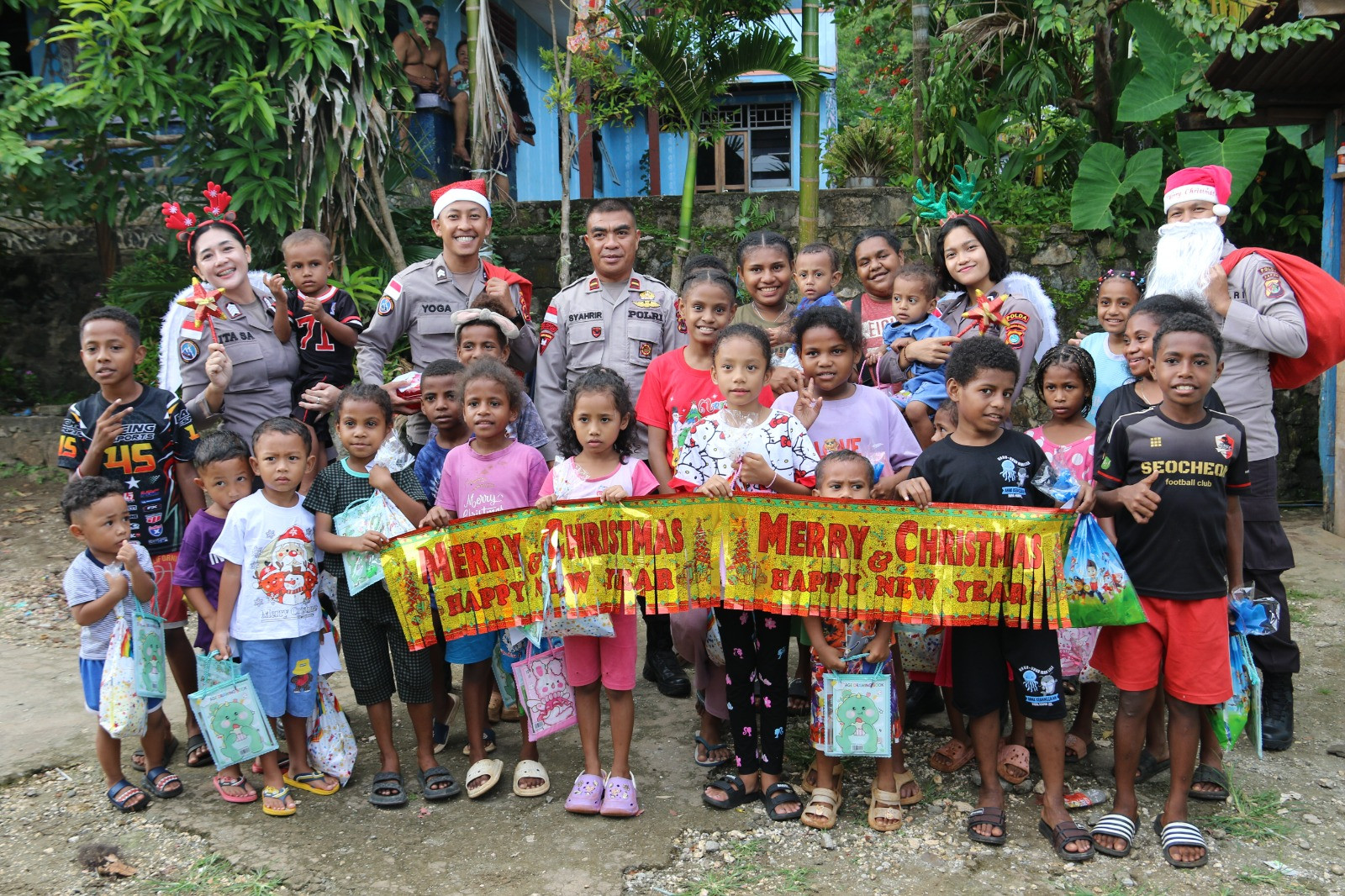 Satgas Humas Ops Damai Cartenz Bagikan Bingkisan Natal kepada Anak-anak di Jayapura