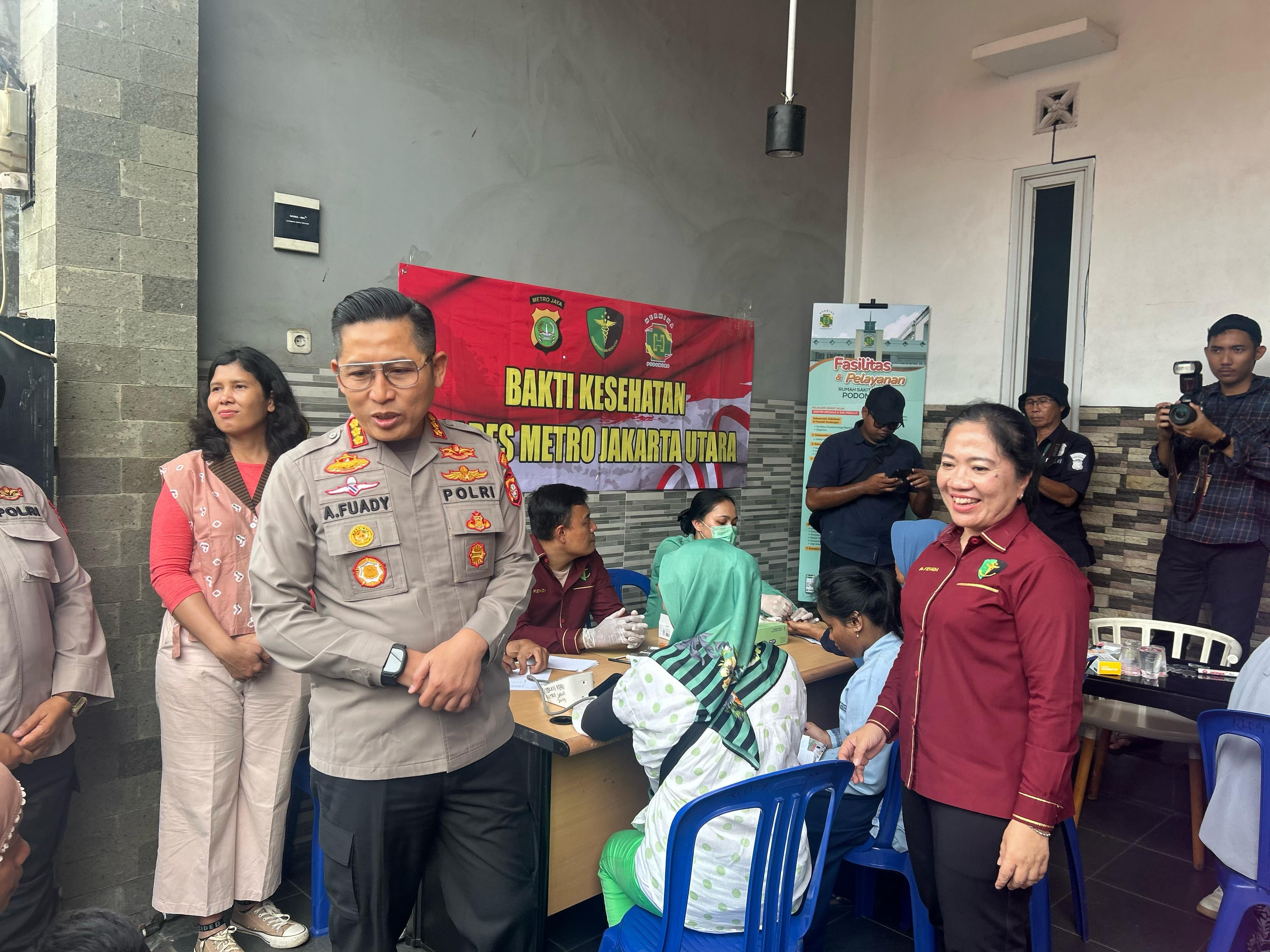 Polres Metro Jakarta Utara Gelar Pengobatan Gratis, Warga Antusias Sambut Bakti Sosial di Koja
