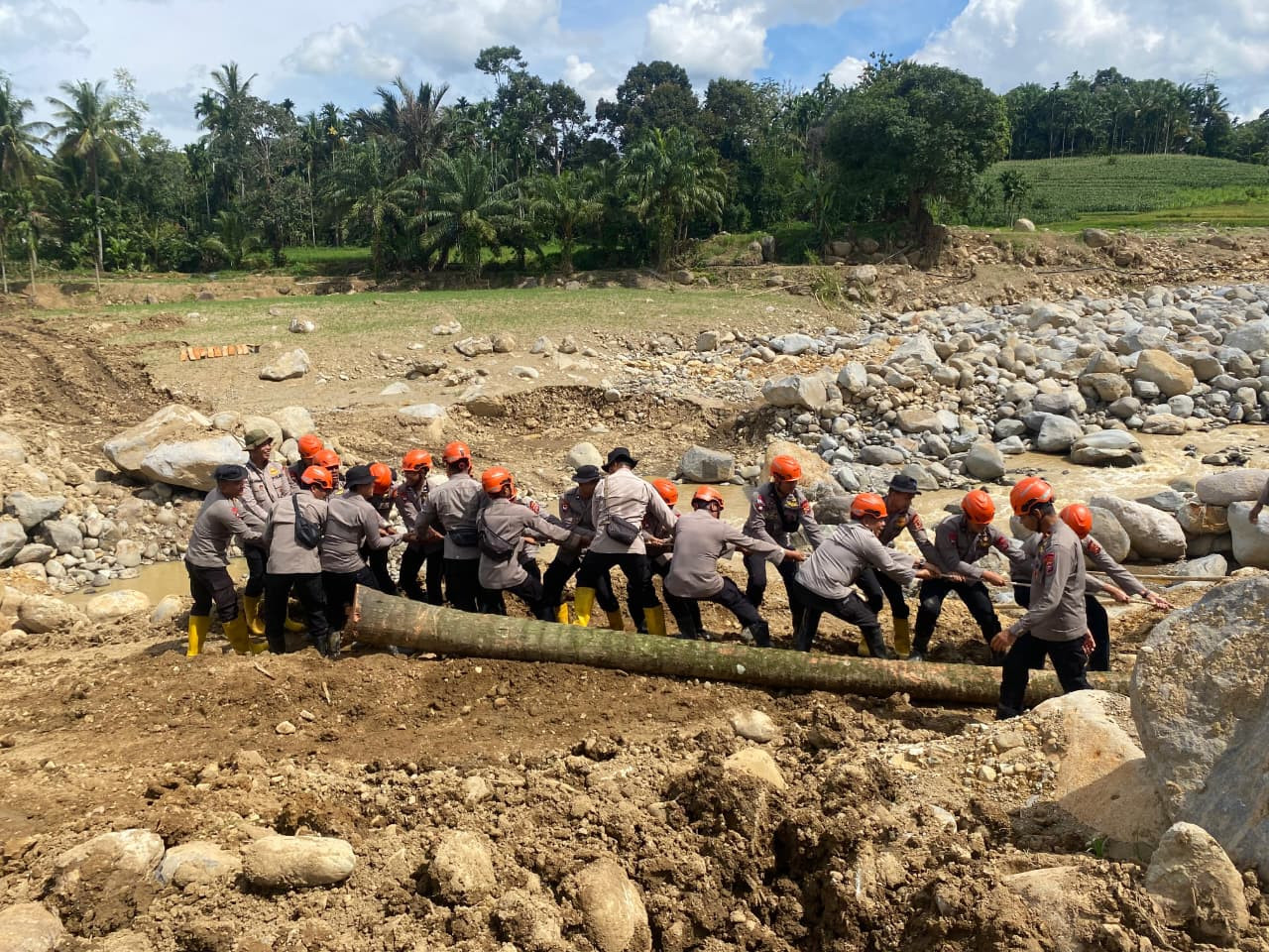 Pemulihan Akses Warga, Brimob Jambi Bangun Jembatan Darurat Antar Desa Kampung Tengah Timur dan Padang Landua