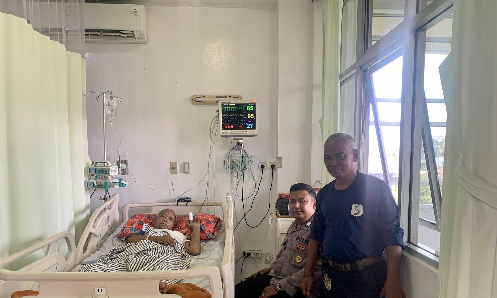 Bhabinkamtibmas Pademangan Barat Jenguk Anggota Linmas yang Dirawat di RSPAD Gatot Subroto