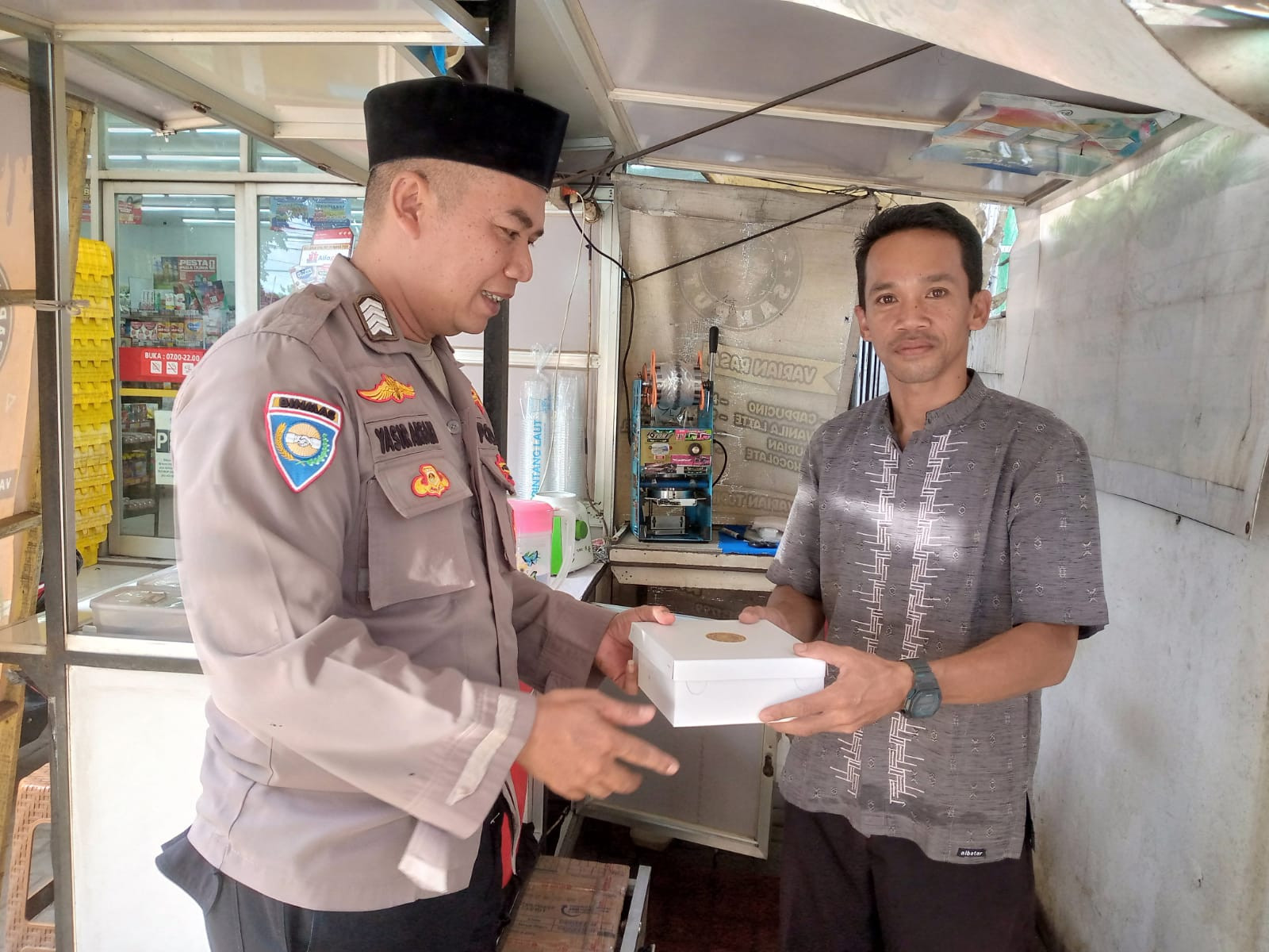 Sinergi Tiga Pilar: Kelurahan Jatirangga Gelar 'Jumat Berkah' Bagikan Nasi Kotak Gratis untuk Warga