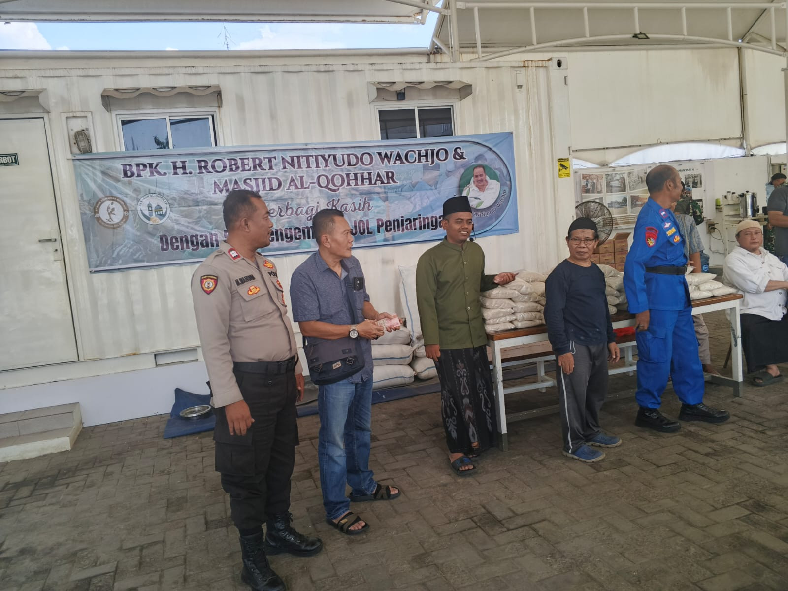 Jumat Peduli Polsek Metro Penjaringan Bagikan 500 Paket Sembako untuk Ojek Online di Masjid Al Qohhar Pantai Mutiara